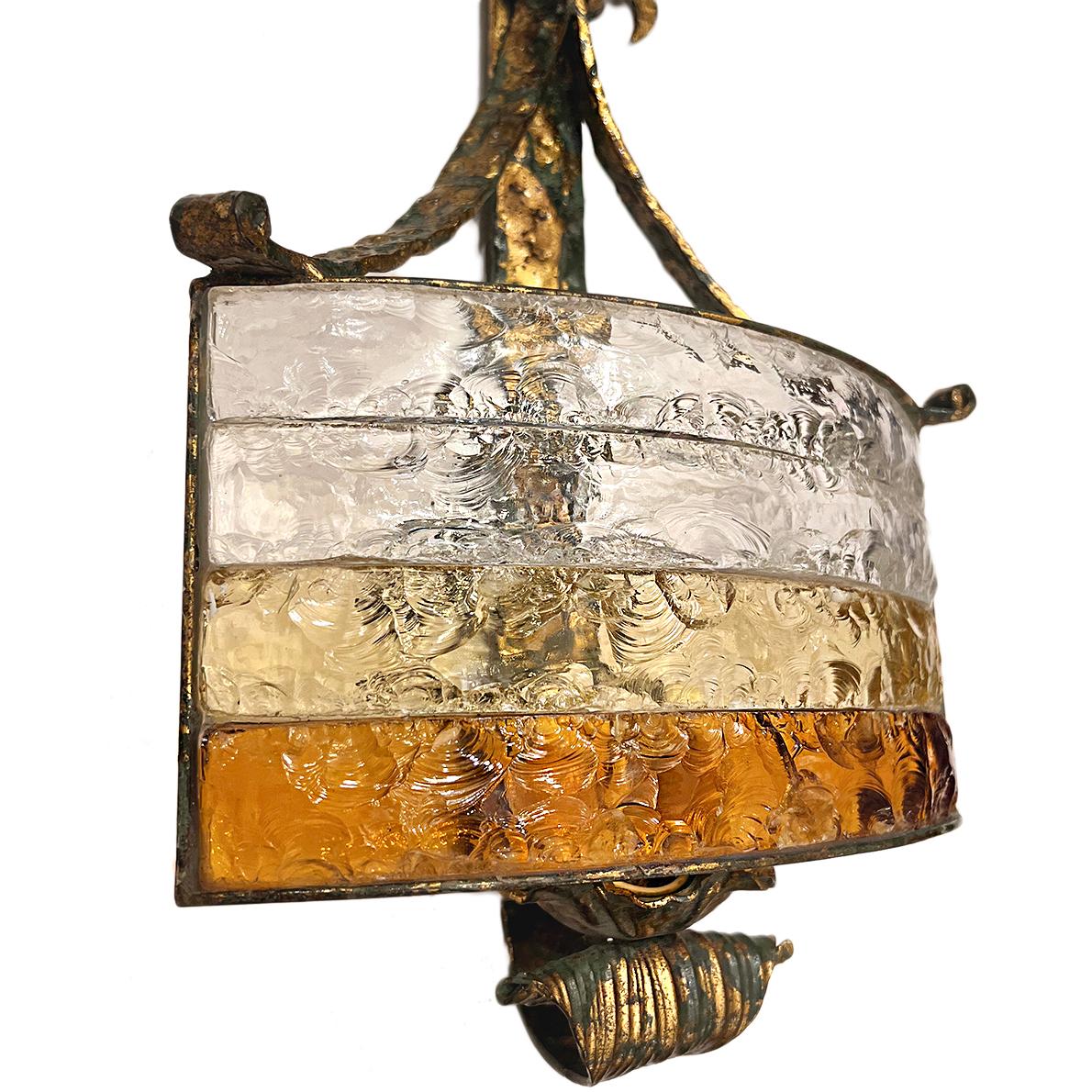 Conjunto de 4 apliques italianos con pantallas de cristal tallado, 2 candelabros cada uno. Se venden y cotizan por pares.

Medidas:
Altura: 16,75
Anchura: 12
Profundidad: 5