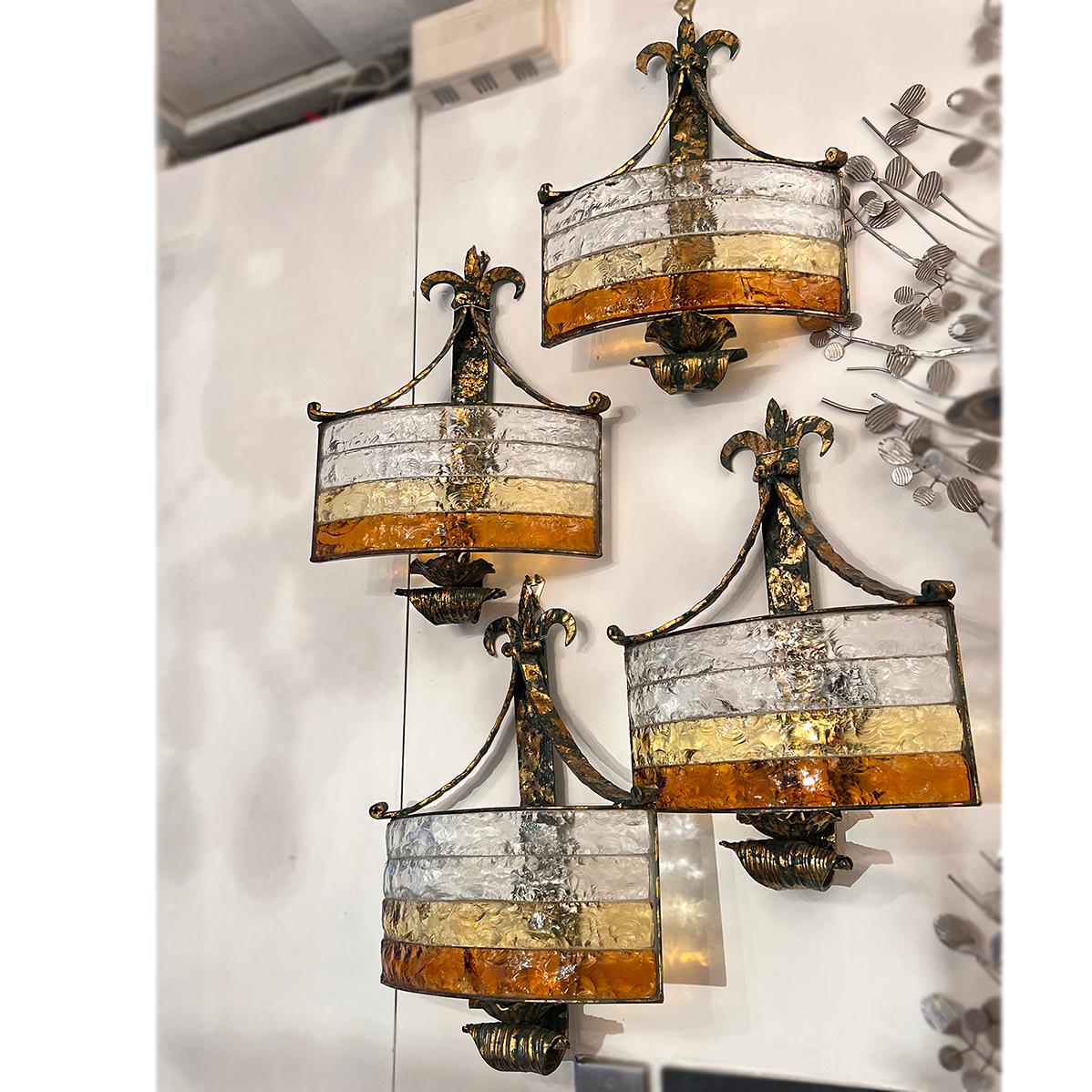 Juego de 4 Apliques Dorados con Cristal, Se venden por Pareja en Bueno estado para la venta en New York, NY