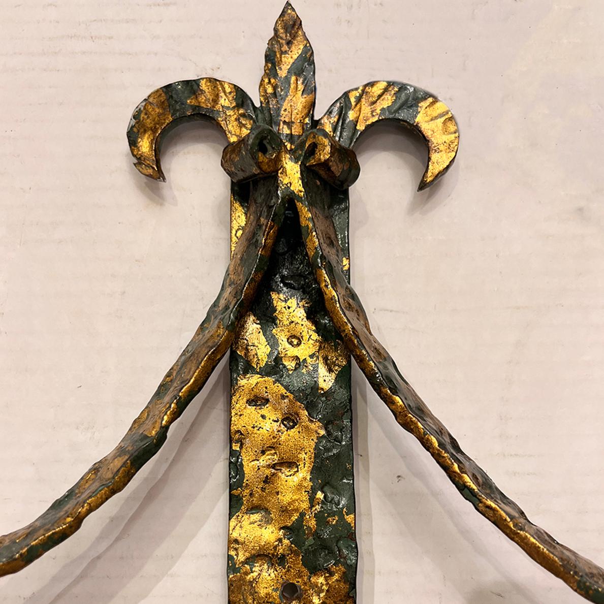 Juego de 4 Apliques Dorados con Cristal, Se venden por Pareja mediados del siglo XX en venta