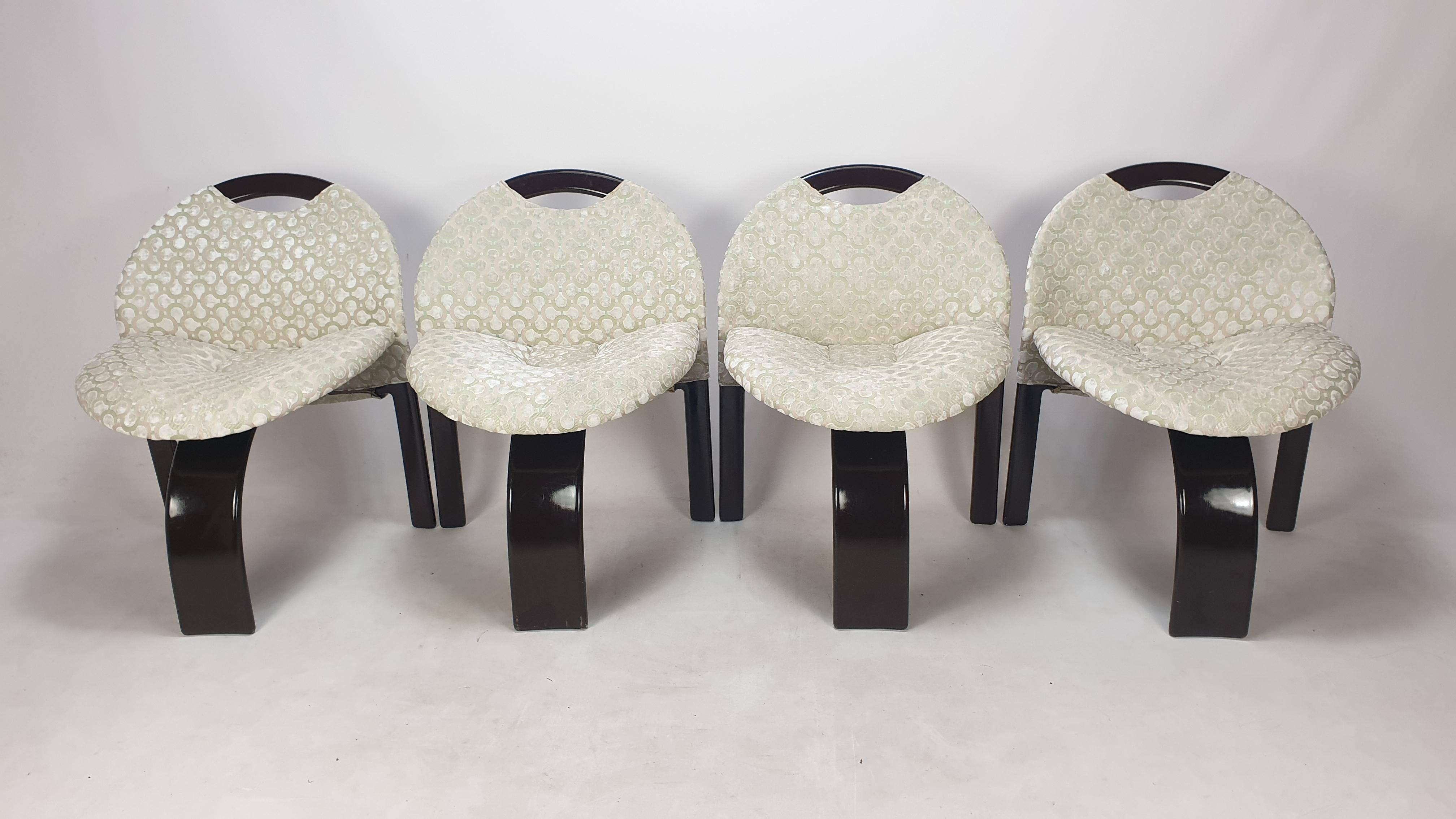 Très bel ensemble de 4 chaises 'Sail' conçu par Giovanni Offredi et fabriqué par Saporiti, Italie 1973. 

Ces chaises confortables viennent d'être restaurées avec un nouveau tissu, elles sont donc en parfait état.
Ils sont tapissés d'un étonnant