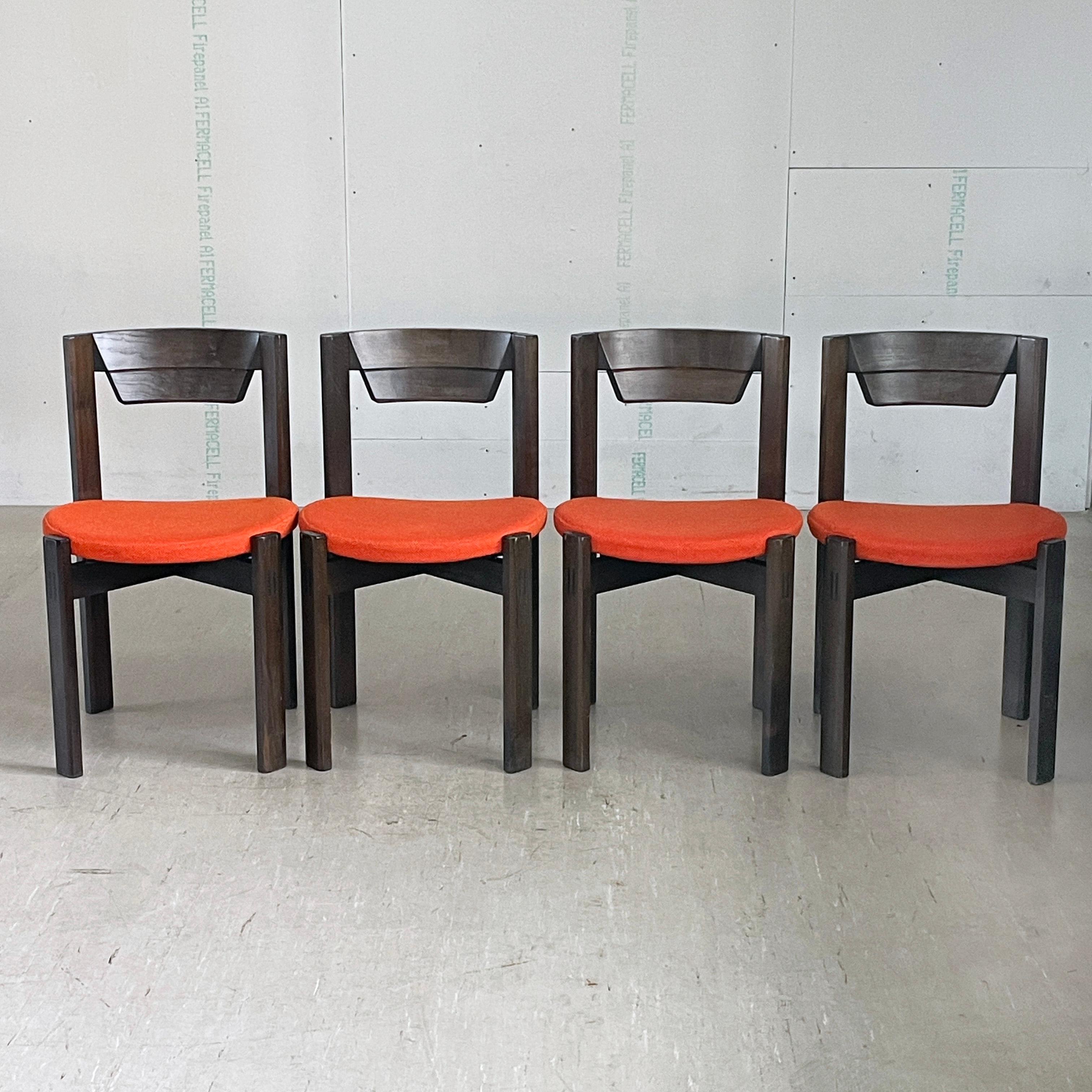 Set di 4 sedie da pranzo Girsberger. Disegnata da Fritz Makiol nel 1973 per Girsberger AG, Svizzera. Telaio e schienale in legno di quercia fumé con poltrona arancione intenso. Label Girsberger sul lato inferiore con data di produzione: