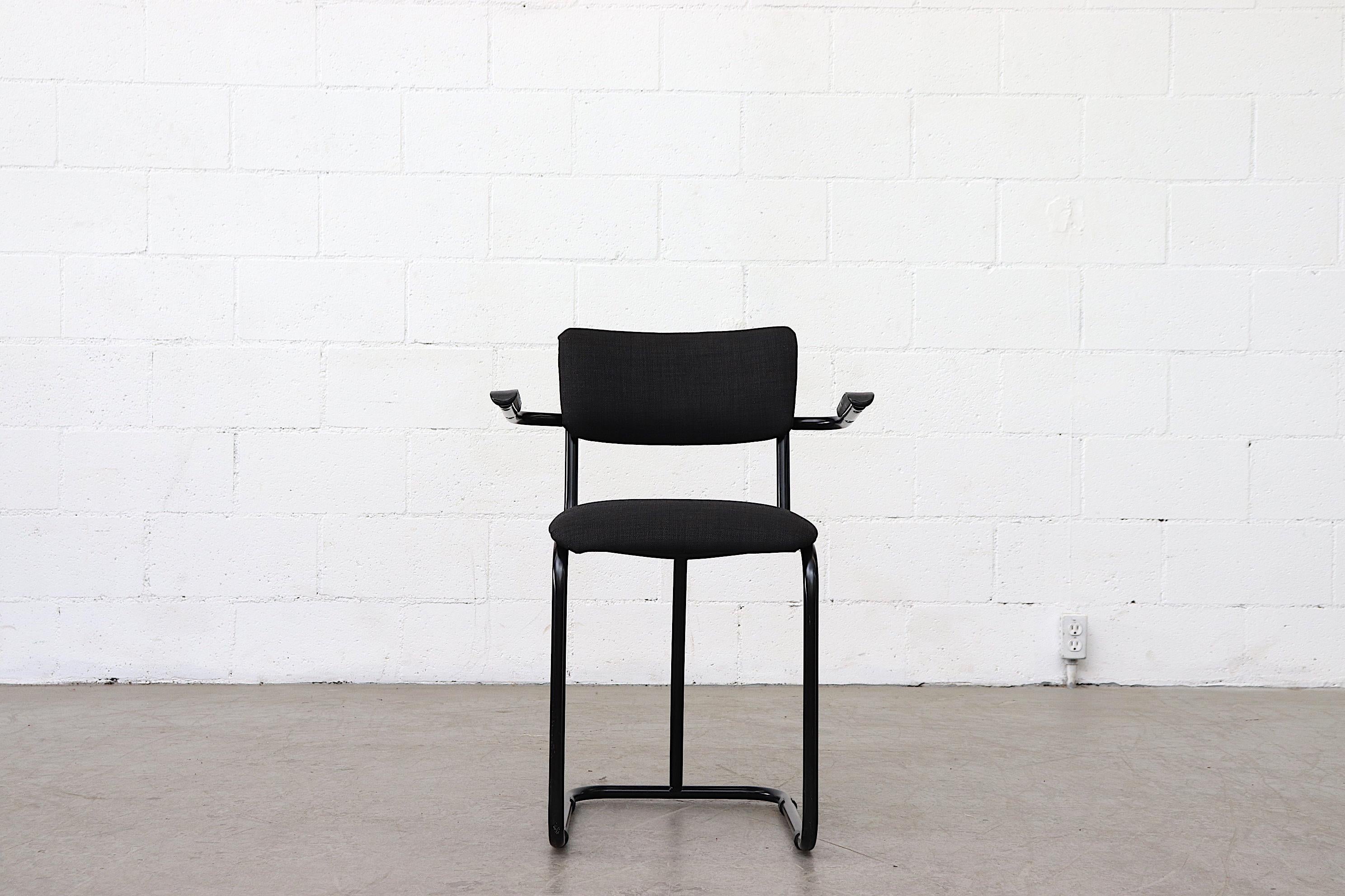 Satz von 4 Fana Metaal „No. 112“ röhrenförmigen Stühlen mit Acryl-Armlehnenlehnen (Moderne der Mitte des Jahrhunderts) im Angebot