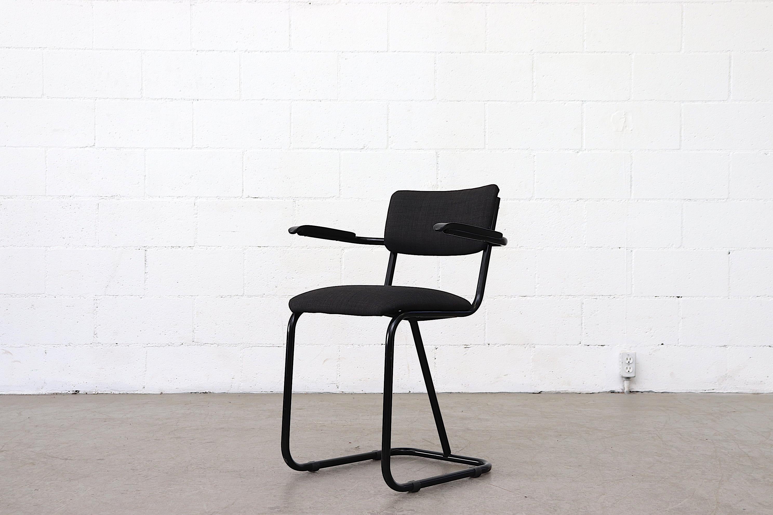 Néerlandais Ensemble de 4 chaises tubulaires Fana Metaal « N° 112 » avec accoudoirs en acrylique en vente