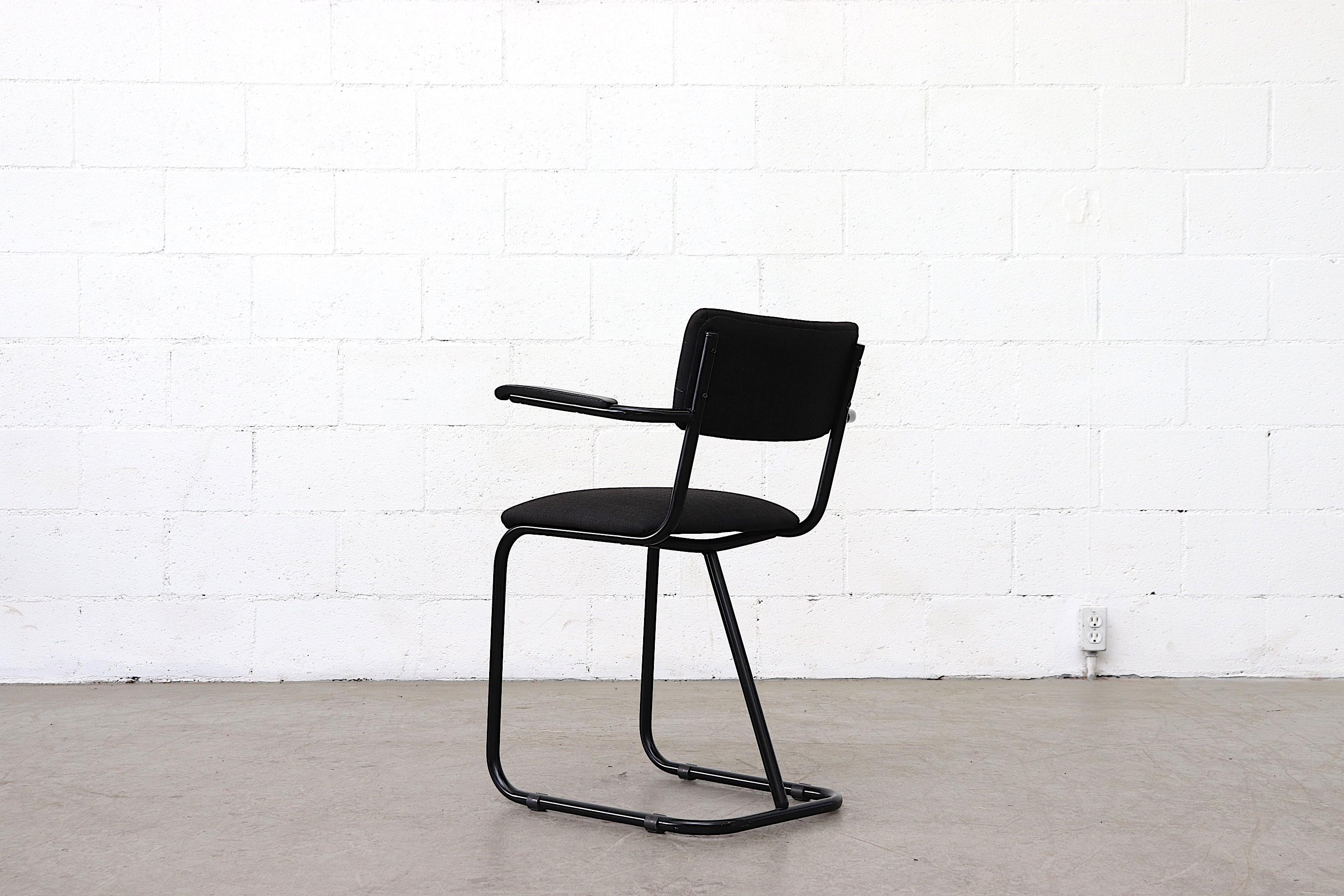 Satz von 4 Fana Metaal „No. 112“ röhrenförmigen Stühlen mit Acryl-Armlehnenlehnen im Zustand „Gut“ im Angebot in Los Angeles, CA