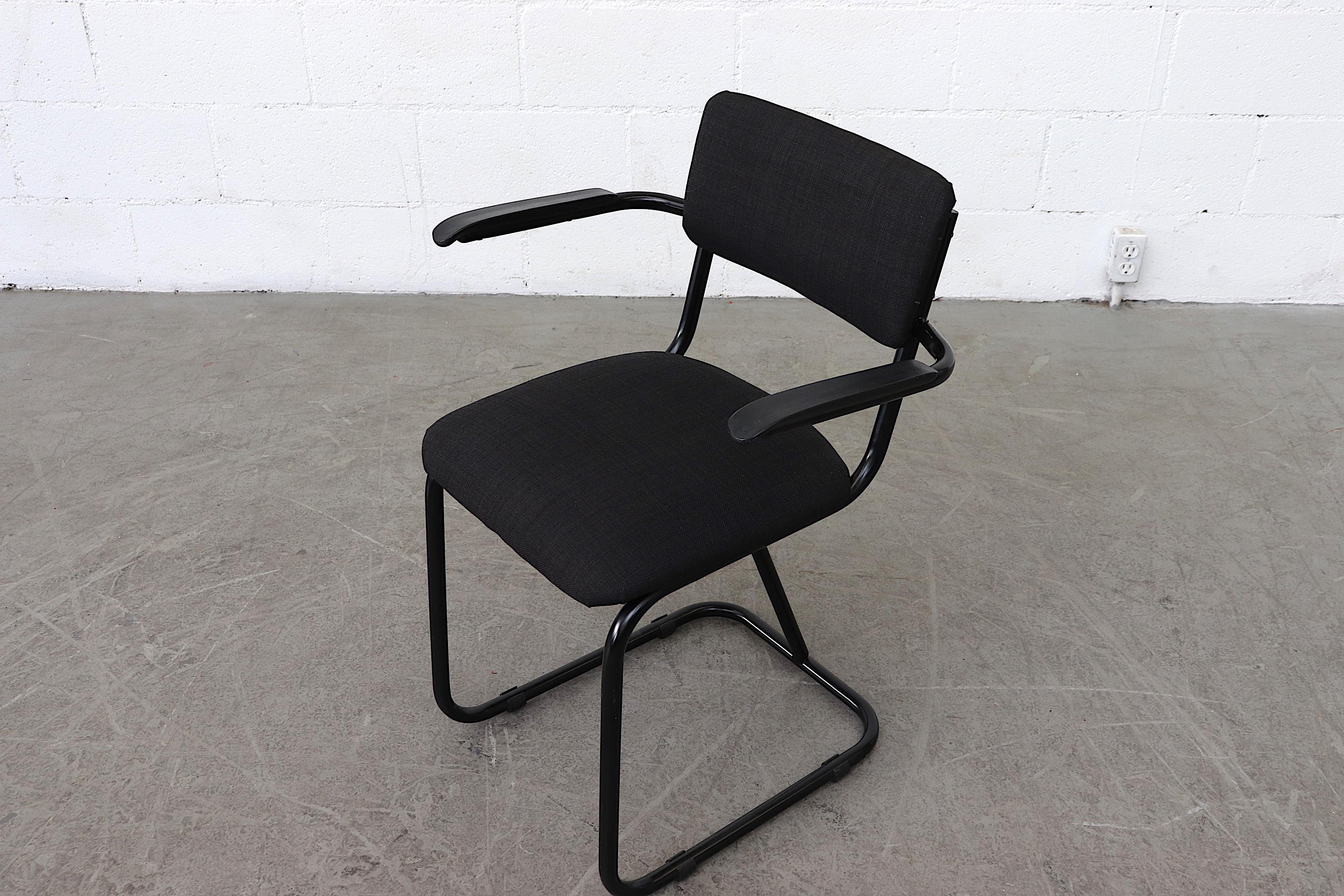 Milieu du XXe siècle Ensemble de 4 chaises tubulaires Fana Metaal « N° 112 » avec accoudoirs en acrylique en vente