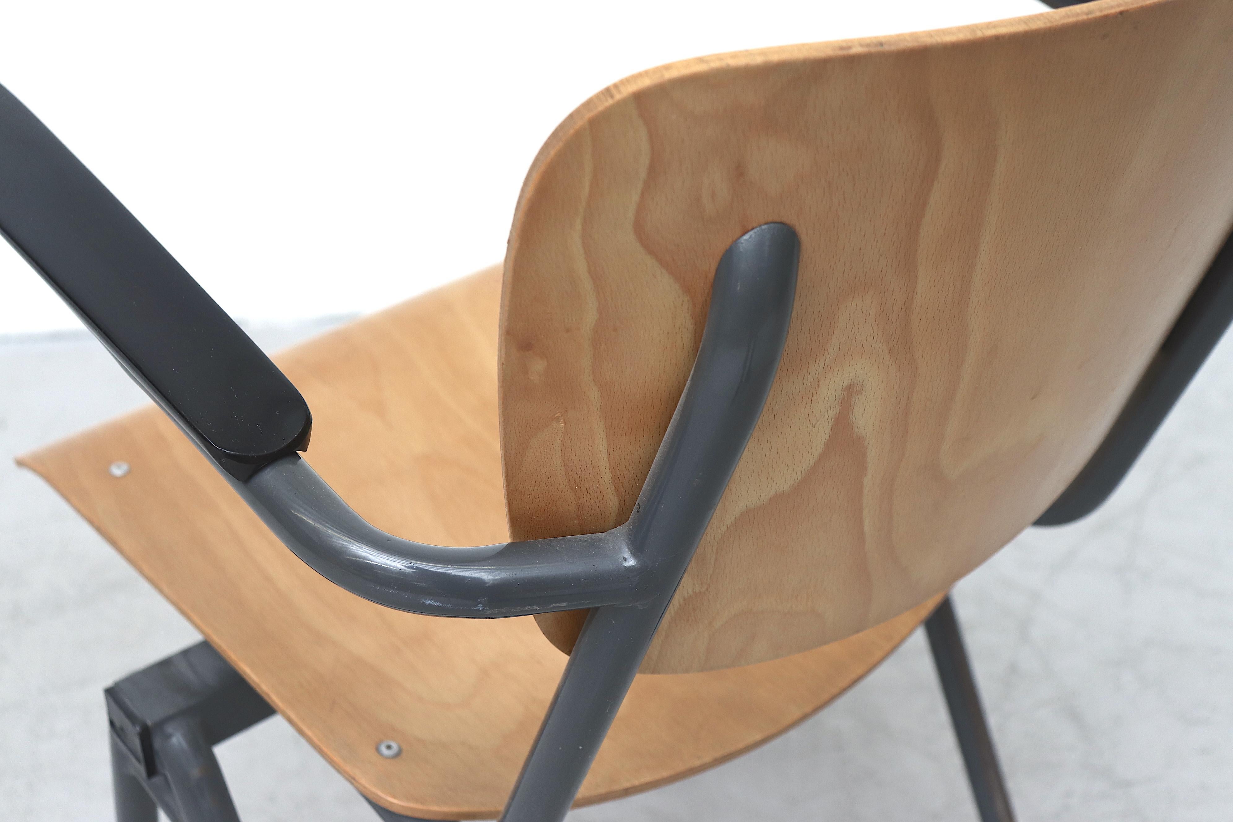 Set di quattro sedie da scuola impilabili in compensato stile Gispen con braccioli in bachelite in vendita 5