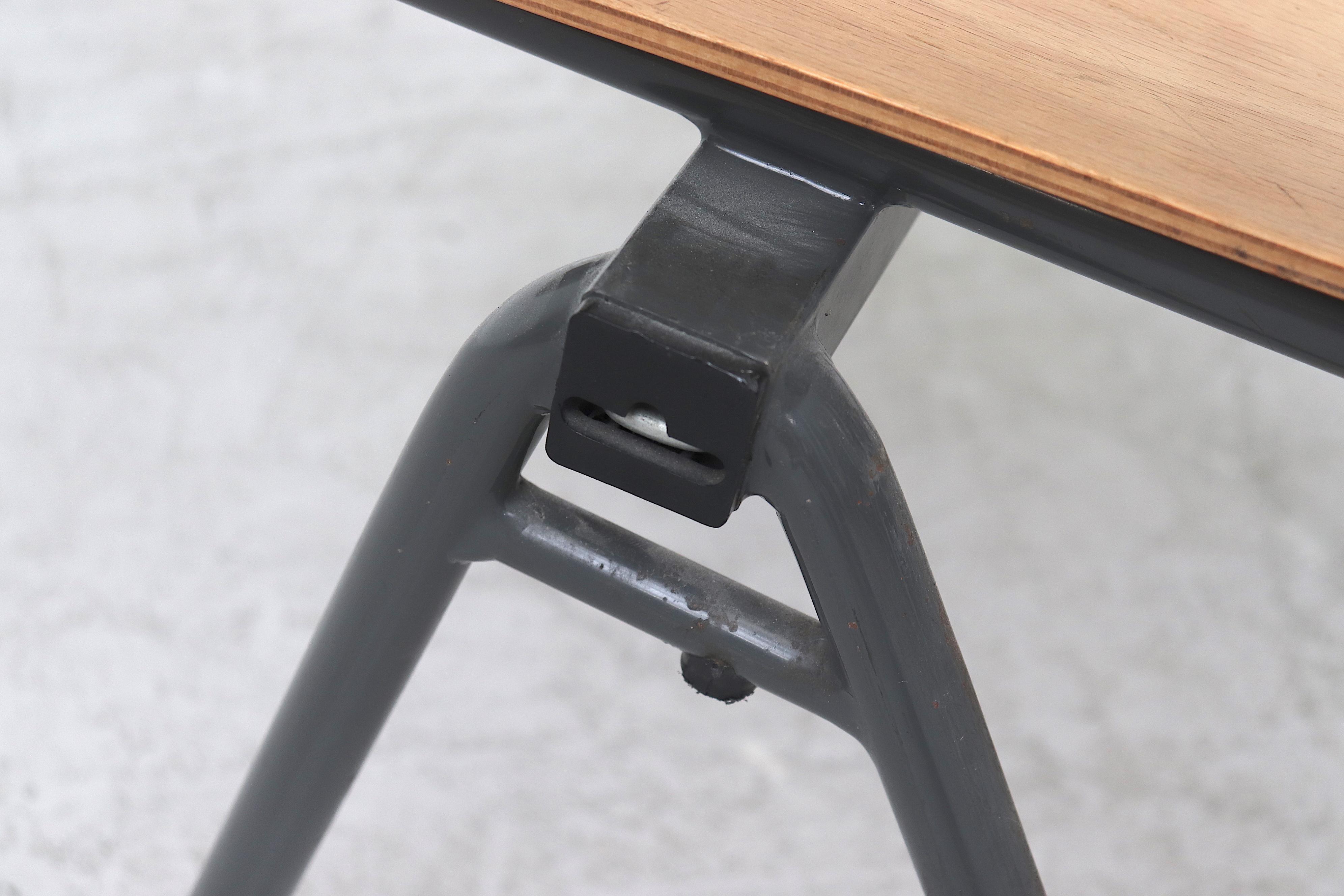 Set di quattro sedie da scuola impilabili in compensato stile Gispen con braccioli in bachelite in vendita 6