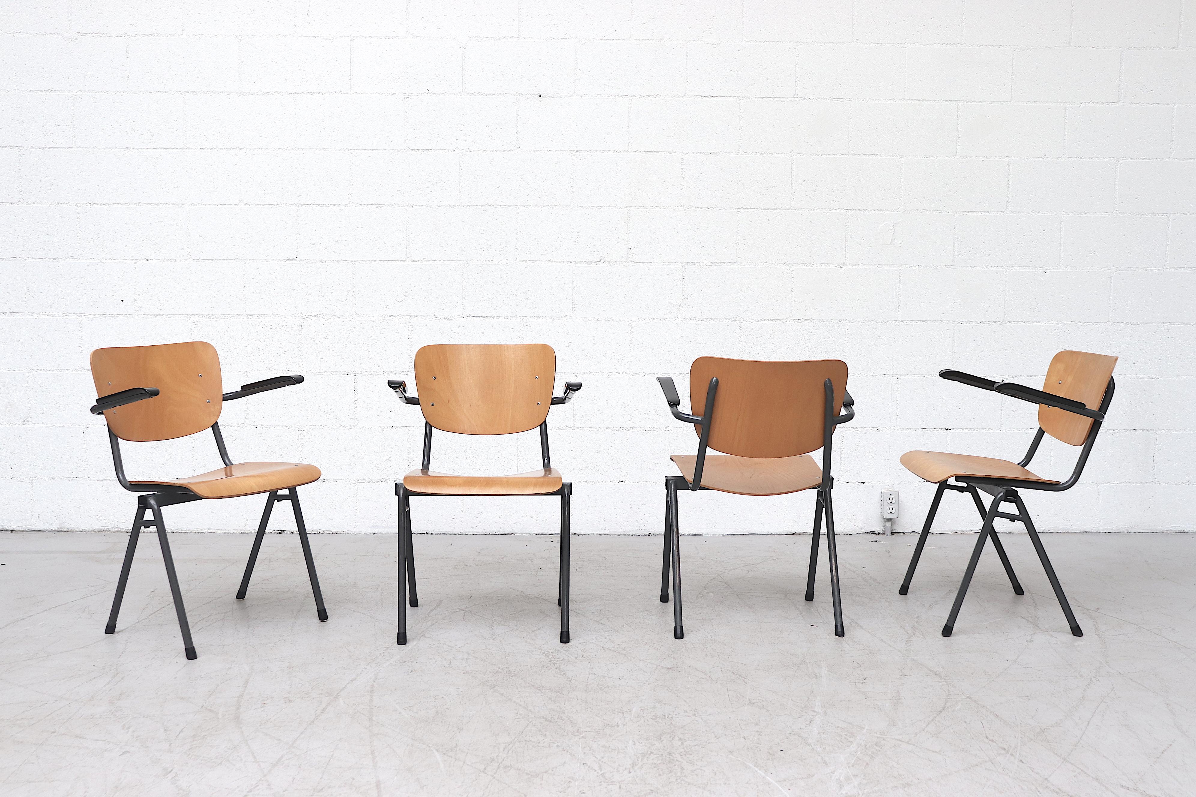 Mid-Century Modern Ensemble de 4 chaises d'école empilables en contreplaqué de style Gispen avec accoudoirs en vente
