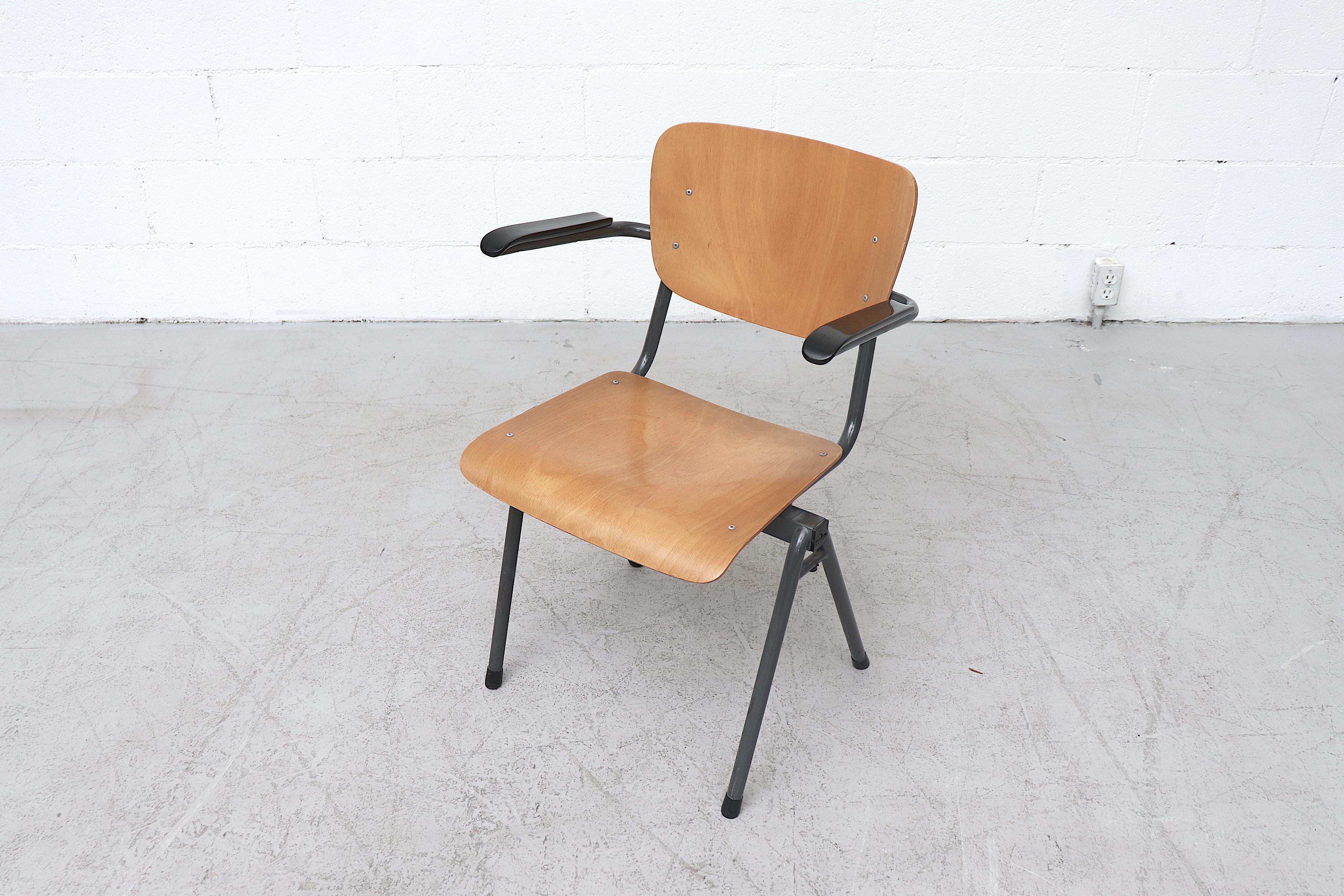 Set di quattro sedie da scuola impilabili in compensato stile Gispen con braccioli in bachelite in vendita 1