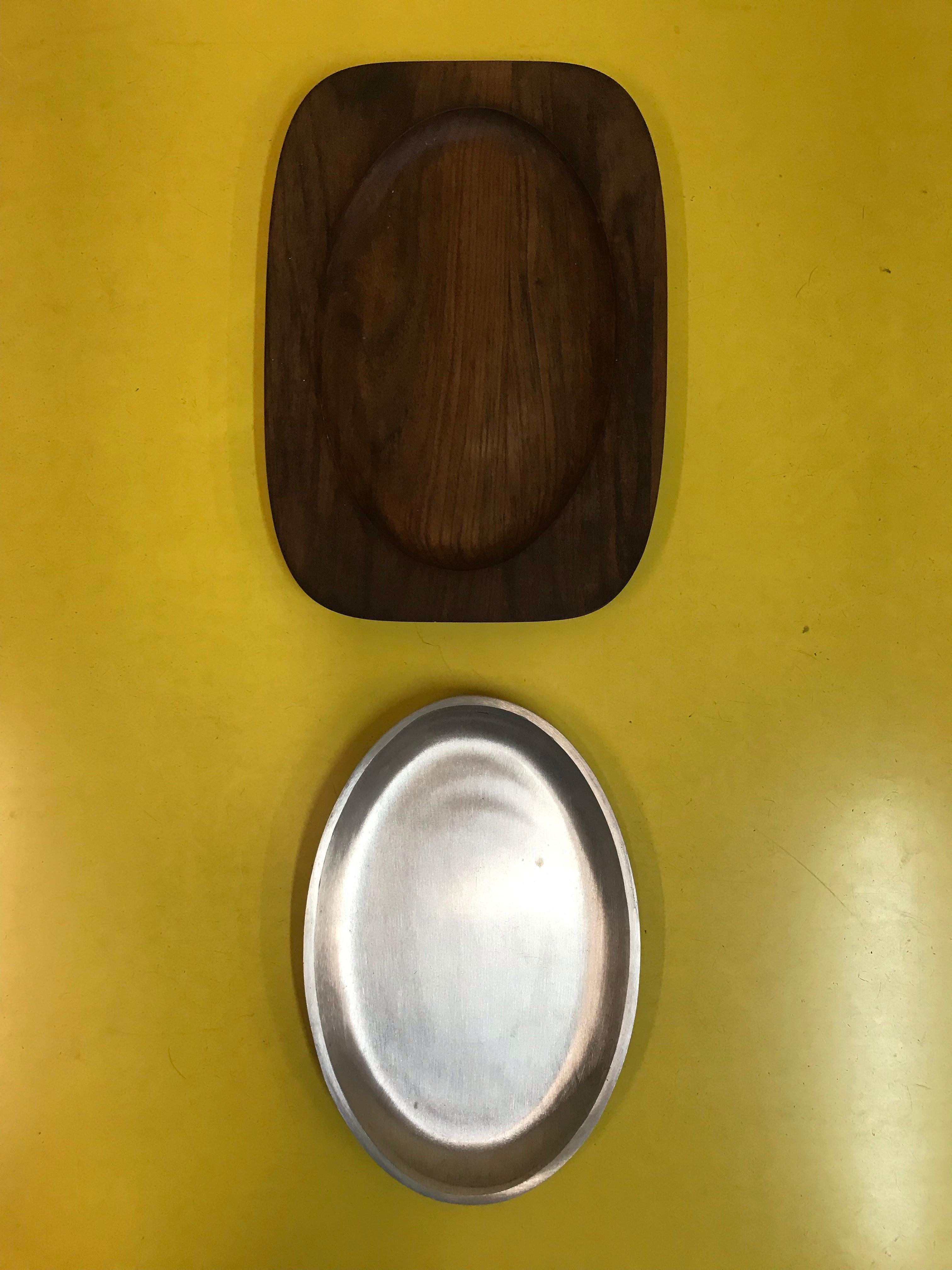 Set of 4 Gladmark Teak and Aluminum Plates In Good Condition In Denver, CO