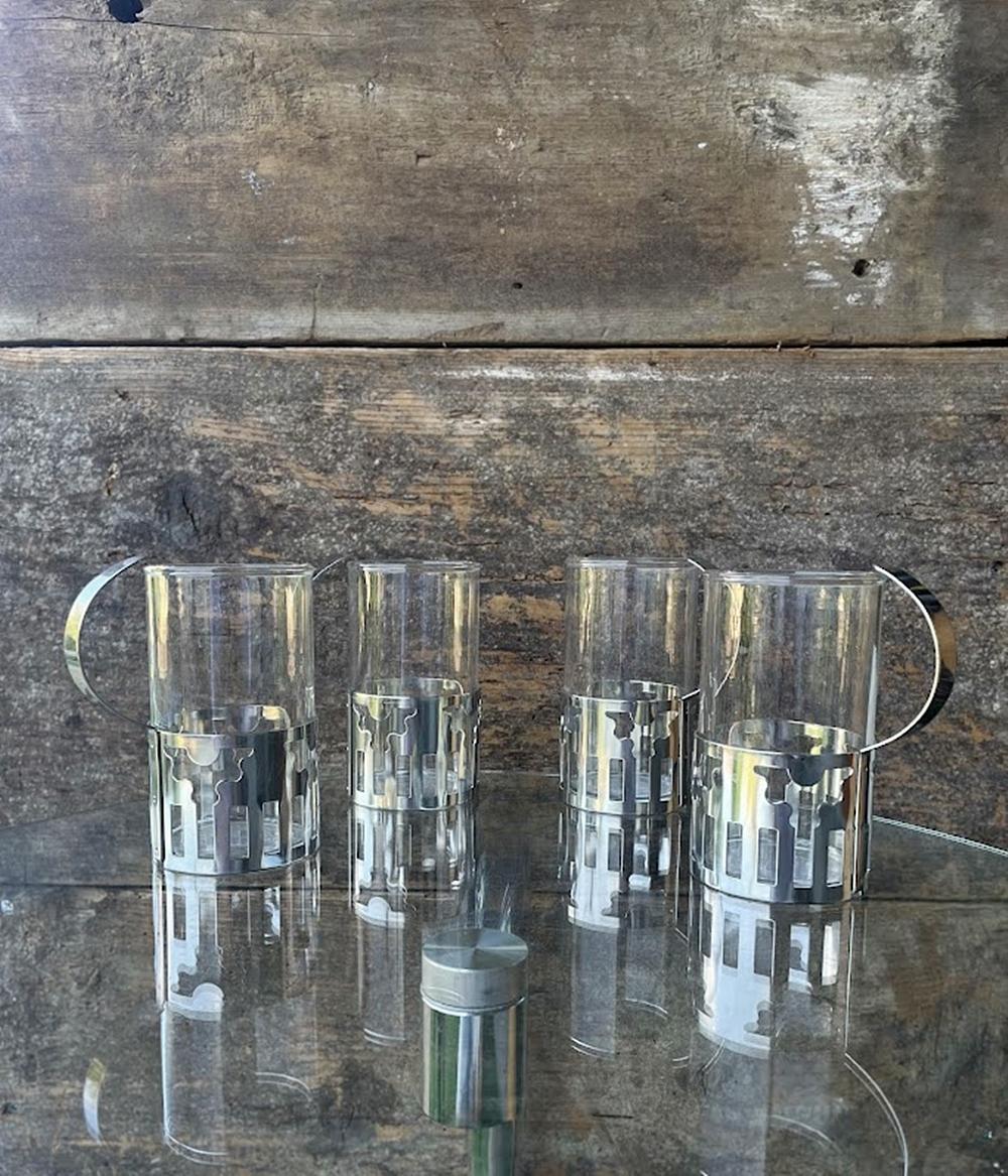 Ces tasses en verre avec des supports en acier inoxydable distinctifs ont été conçues par le designer britannique George Steele pour Bodum vers 1987. Ils représentent le mouvement Design/One des années 1980, caractérisé par des motifs géométriques,
