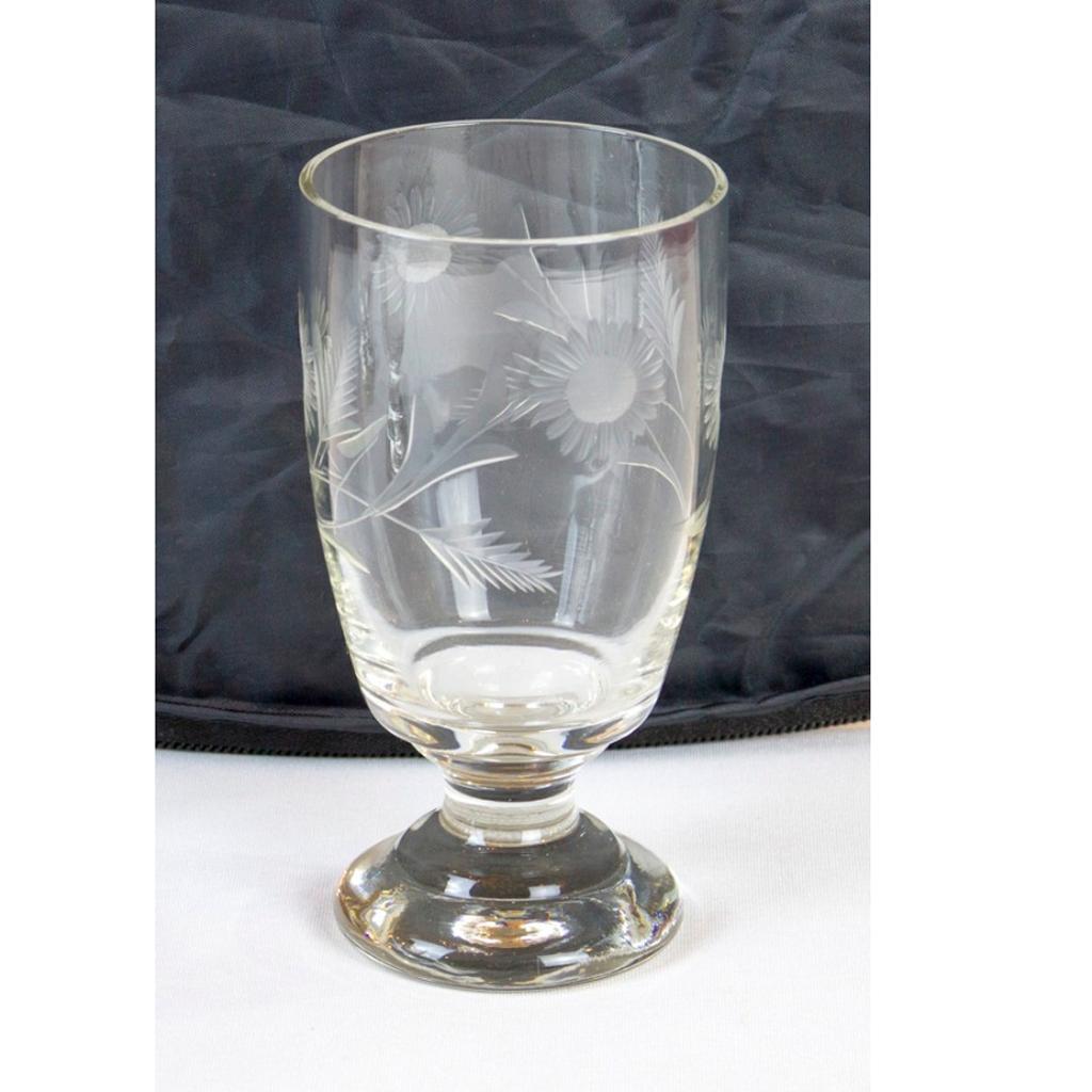 Set of 4 mouth-blown glasses with hand-cut floral decoration, formerly water glasses today often used for the enjoyment of wines.
Number:
4
Measures: Width
7 cm
Height
13 cm
Depth
7 cm.
    