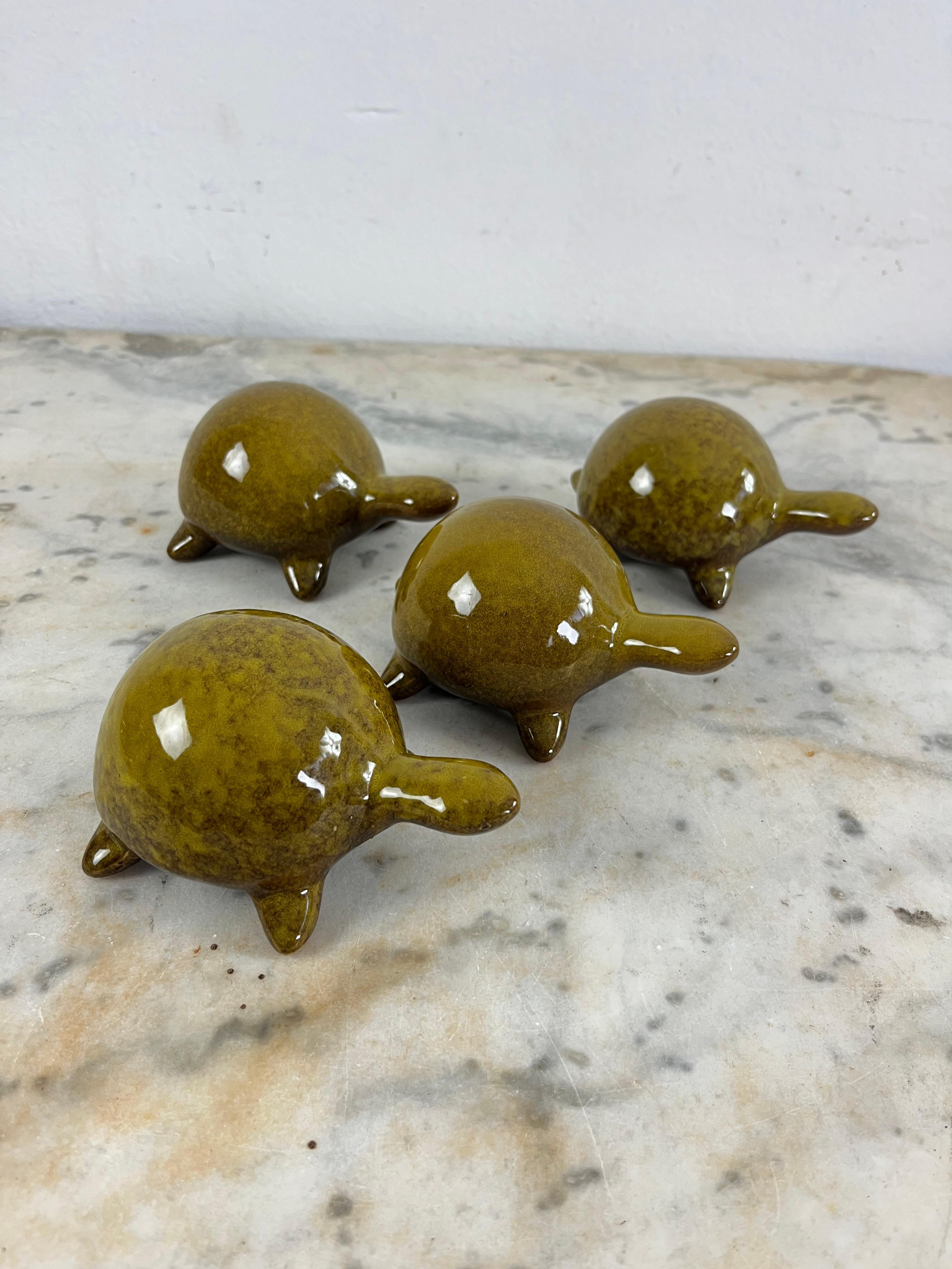 Ensemble de 4 tortues en céramique émaillée, années 1970
Intact et en bon état, fabrication artisanale.