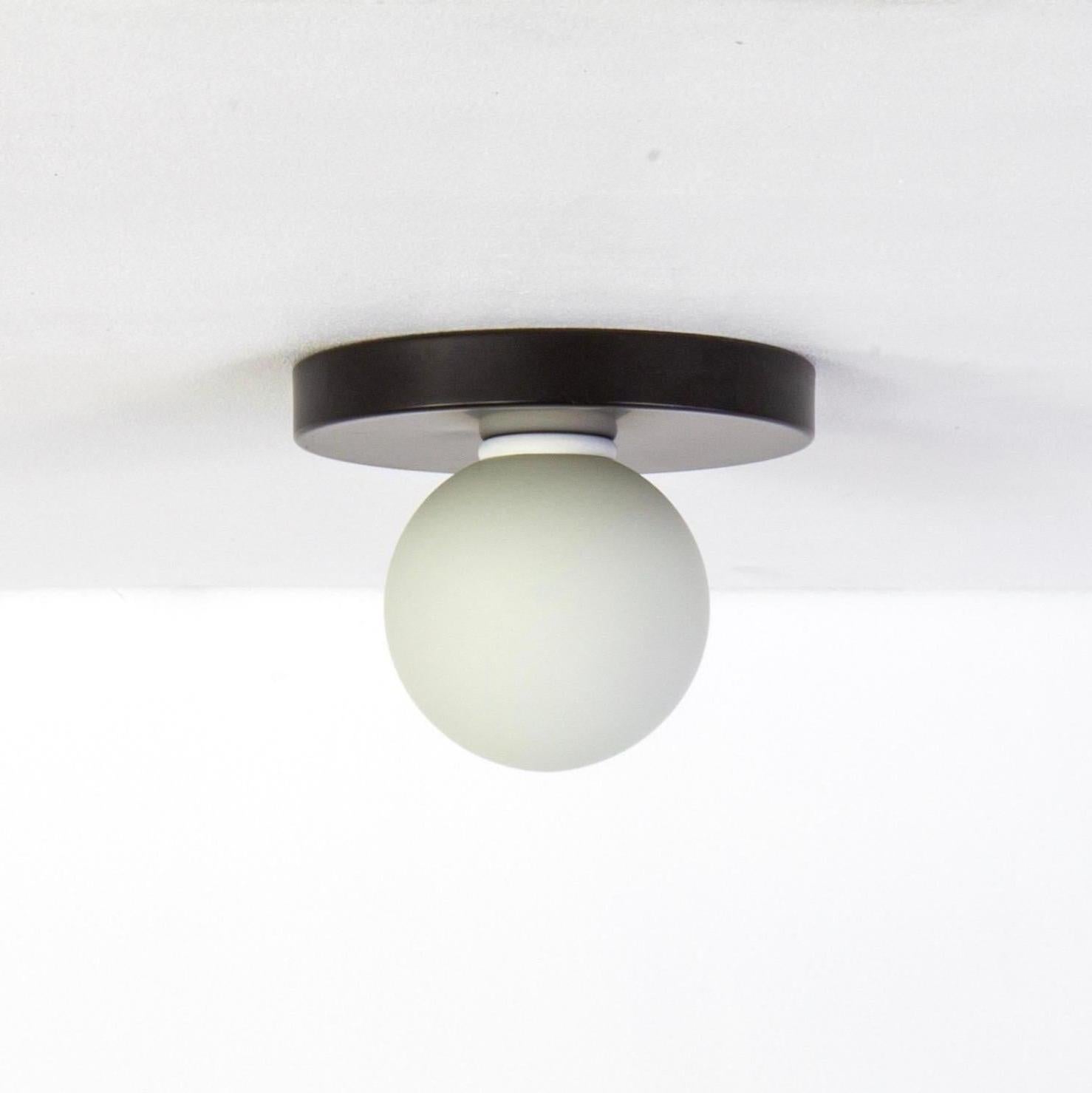 Cette offre concerne 4x Globe Flush Mounts en noir, conçus et fabriqués par Research.Lighting.

MATERIAL : Laiton, acier et verre
Finition : Noir
Électronique : 1x douille G9, 1x ampoule LED de 4,5 watts (incluse), 450 lumens
Conforme aux normes