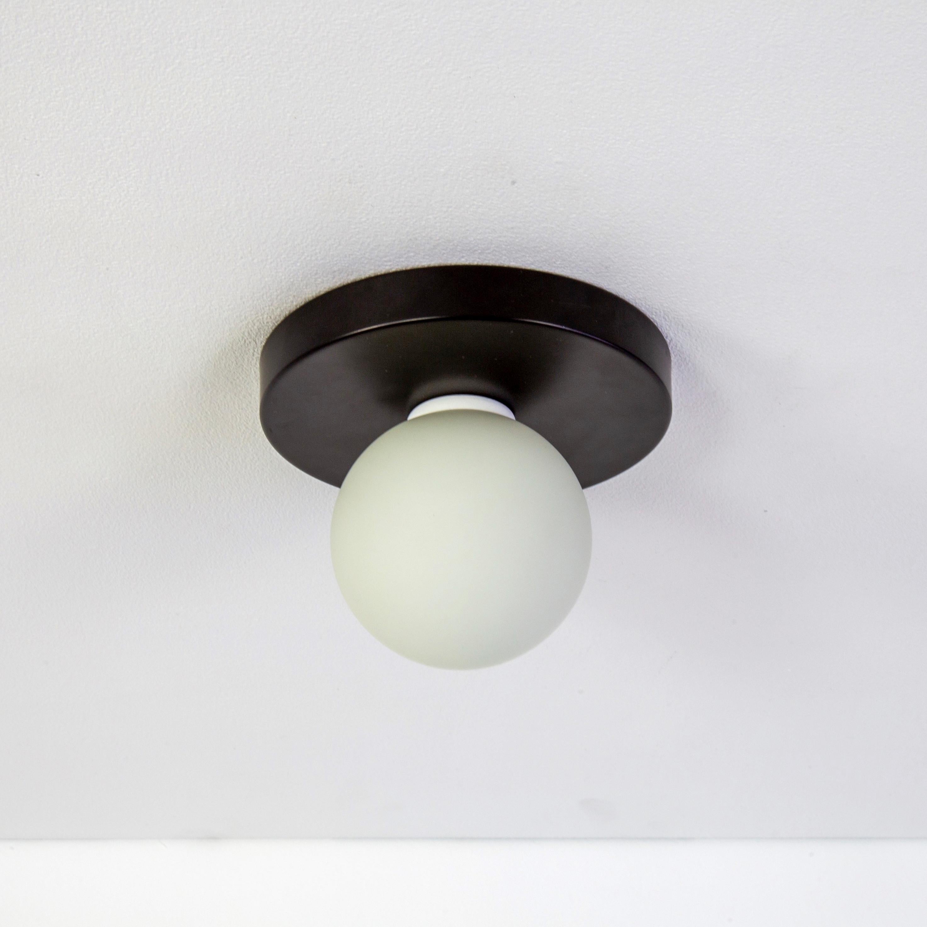 Ensemble de 4 Globe Lighting, Research.Lighting, noir, verre 3po, fait sur commande Neuf - En vente à Brooklyn, NY