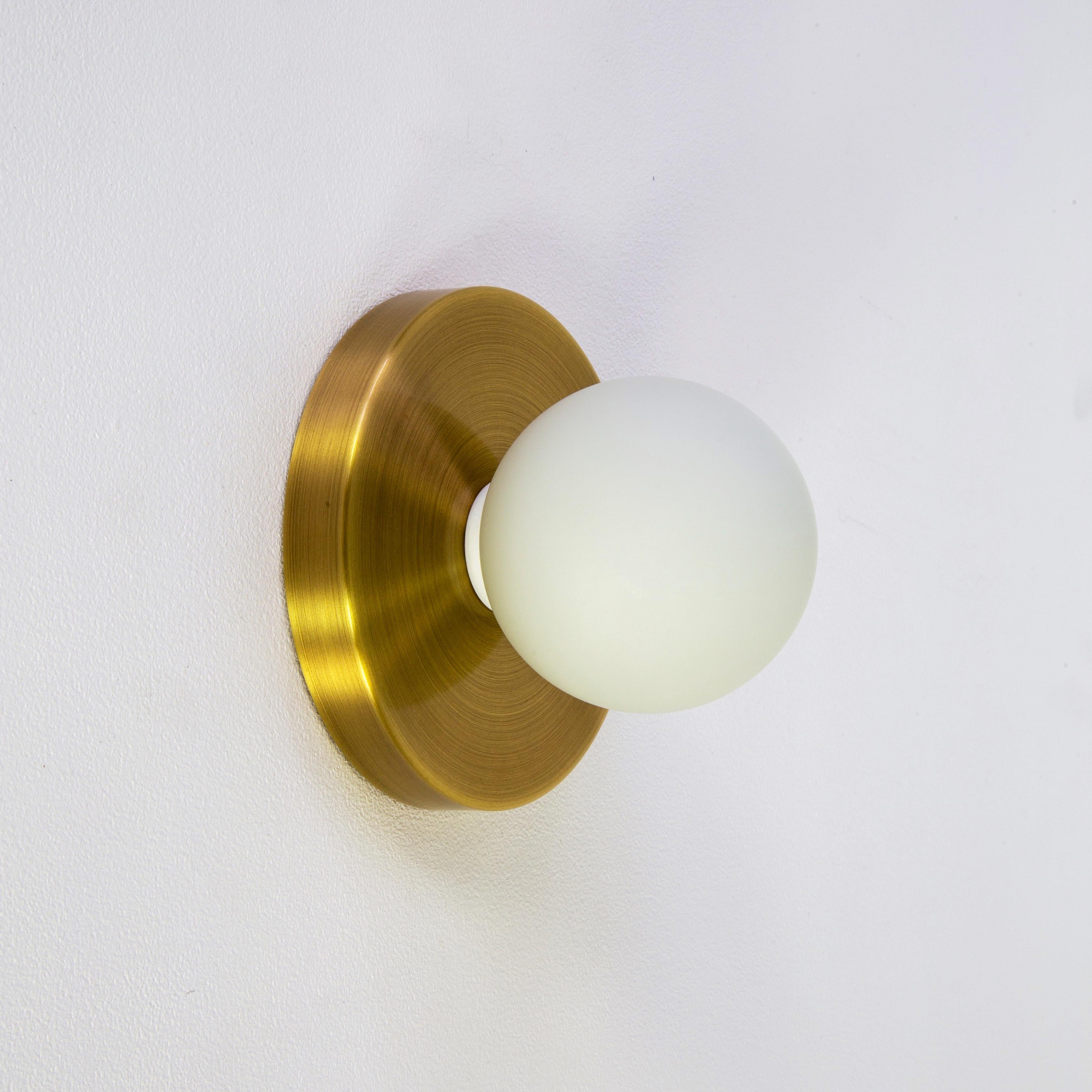 Cette offre concerne 4 appliques Globe en laiton brossé, conçues et fabriquées par Research.Lighting.

MATERIAL : Laiton, acier et verre
Finition : laiton brossé
Électronique : 1x douille G9, 1x ampoule LED de 4,5 watts (incluse), 450
