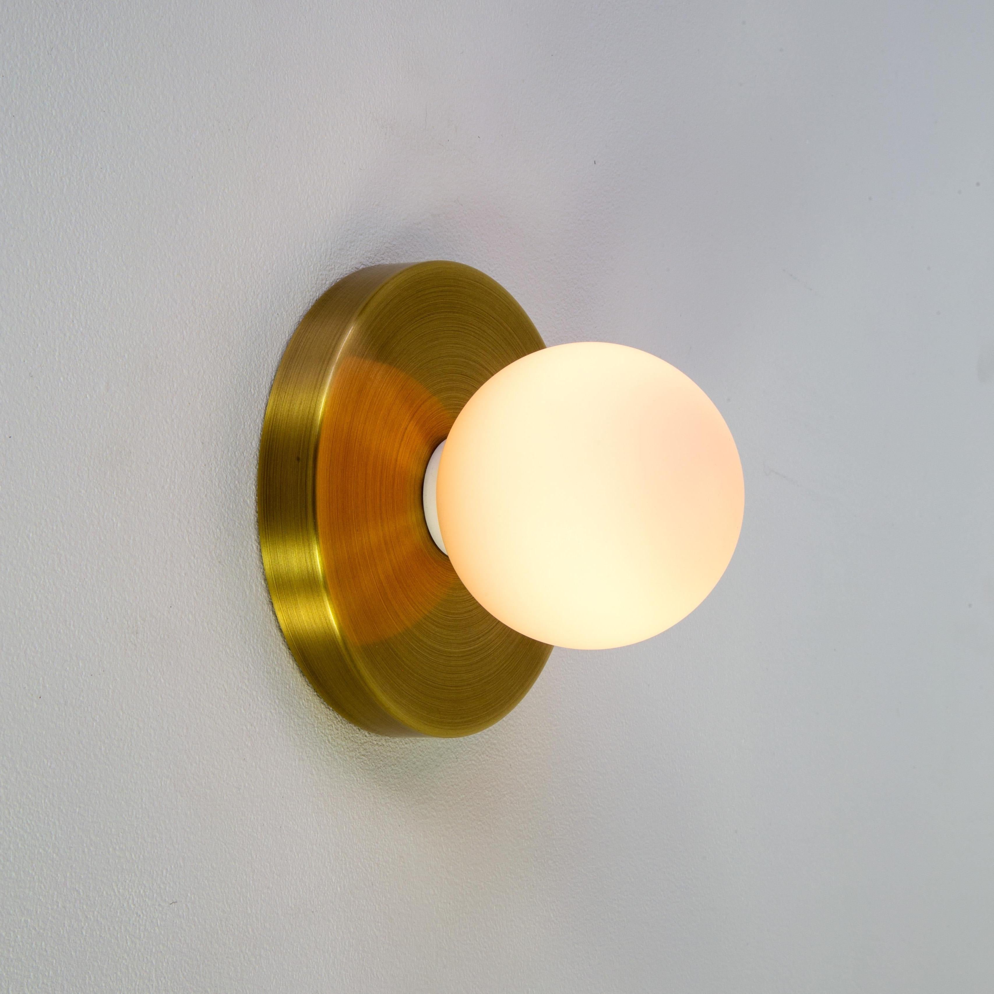 Moderne Ensemble de 4 appliques Globe par Research. Luminaires, laiton, verre de 3 pouces, fabriqués sur commande en vente