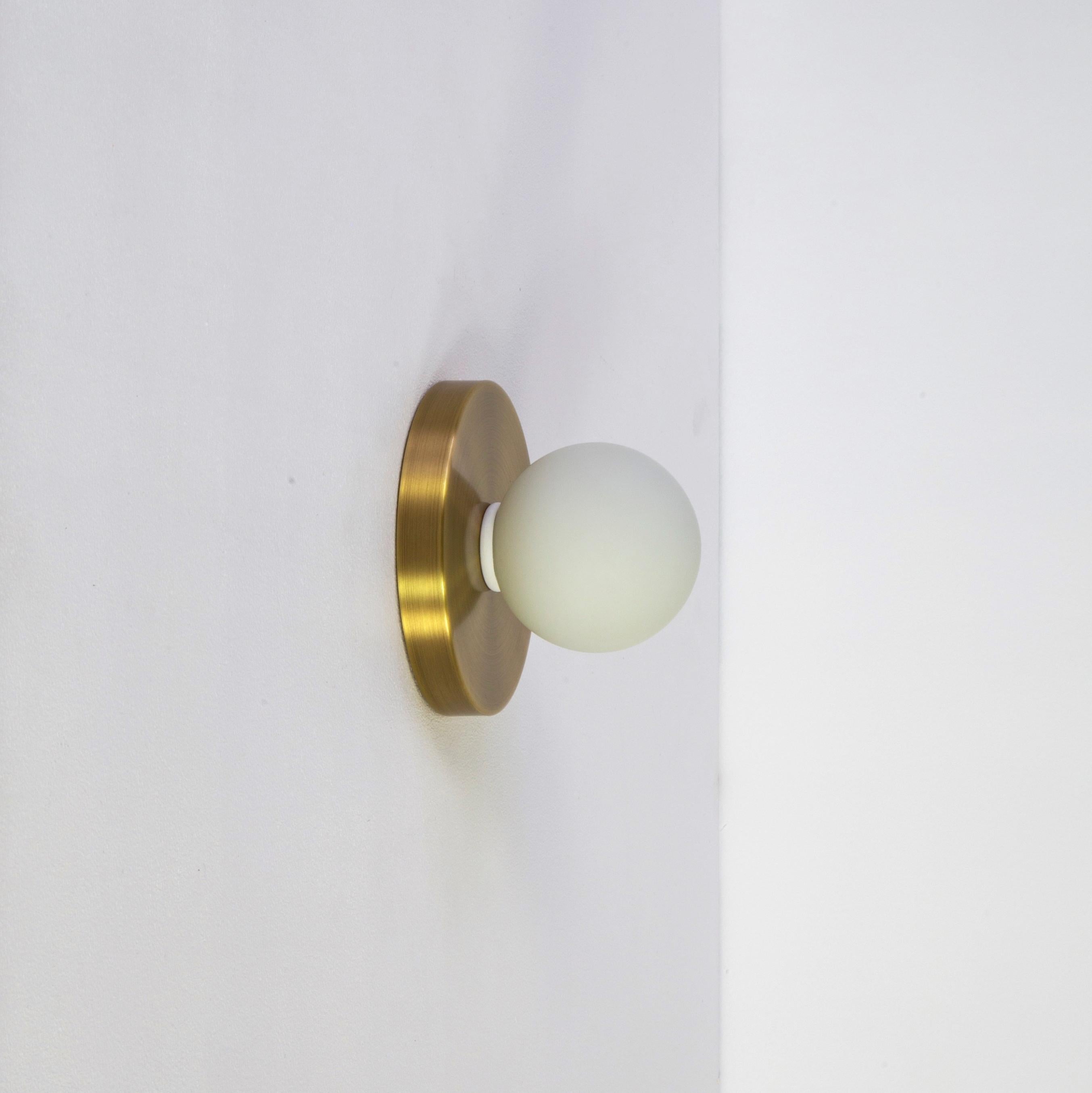 Américain Ensemble de 4 appliques Globe par Research. Luminaires, laiton, verre de 3 pouces, fabriqués sur commande en vente