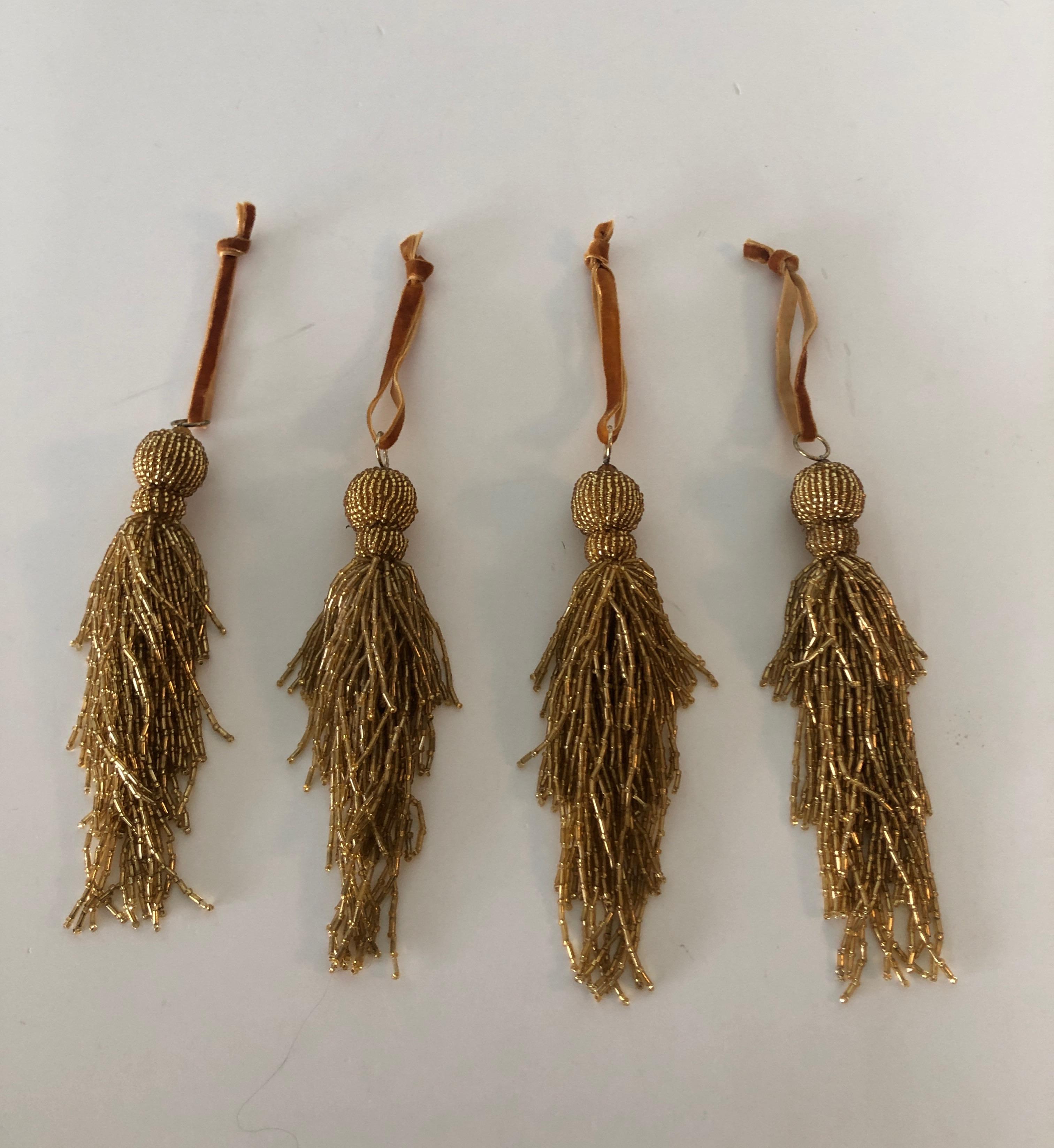Gold beads holiday tassels with a faux suede hanger
Ideal for your Christmas trees.
Size: 9