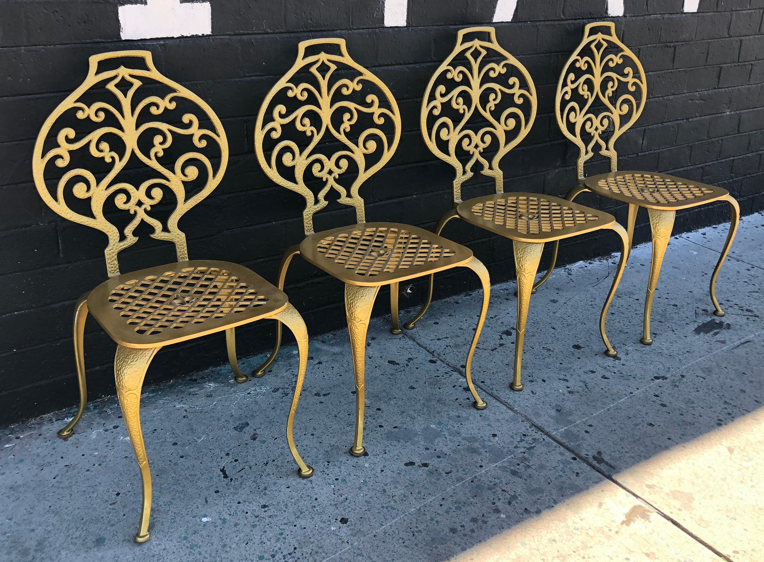 Un ensemble absolument stupéfiant de 4 chaises de salle à manger Thinline. Les chaises ont un corps en aluminium solide et présentent un magnifique motif de fleur de lys sur les sièges. 

Ces chaises étaient destinées à être utilisées à