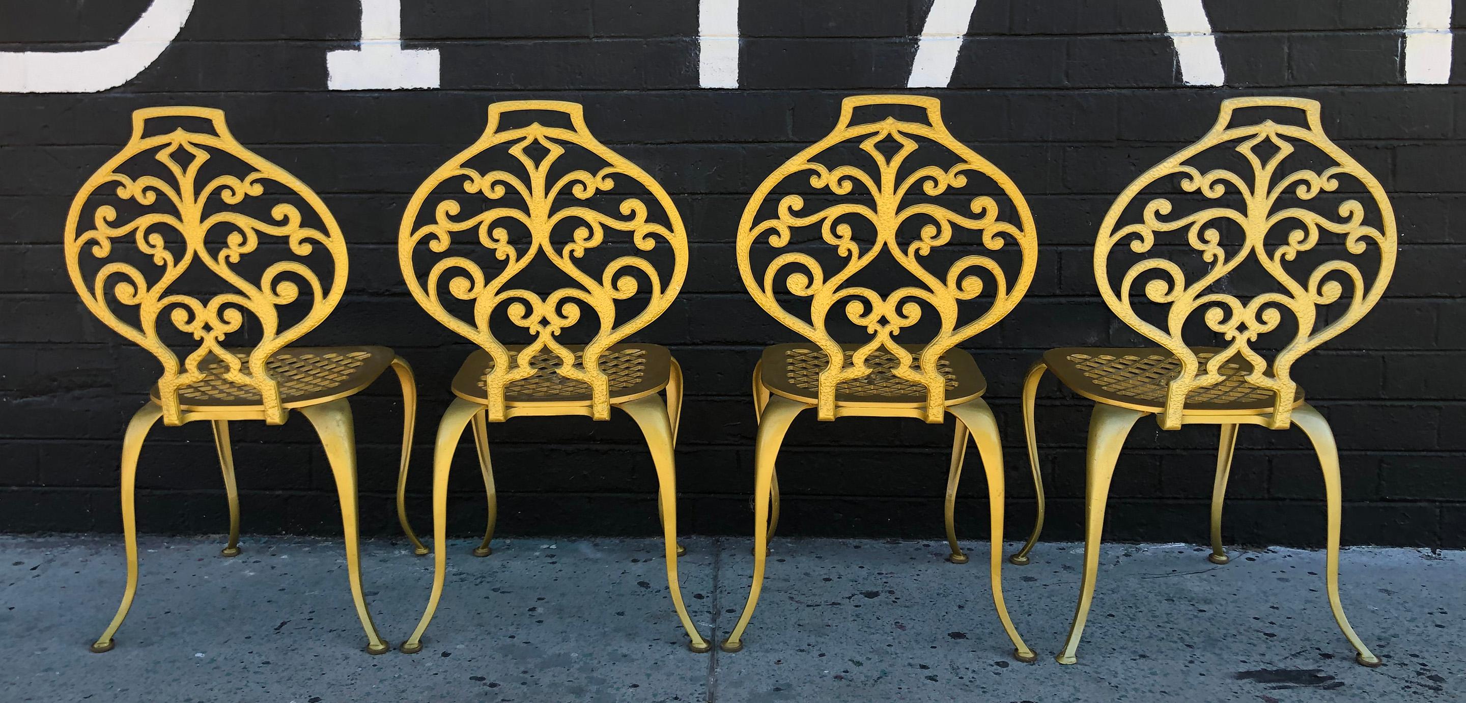 Set aus 4 goldfarbenen, geflochtenen, dünnen Mfg-Esszimmerstühlen (Hollywood Regency) im Angebot