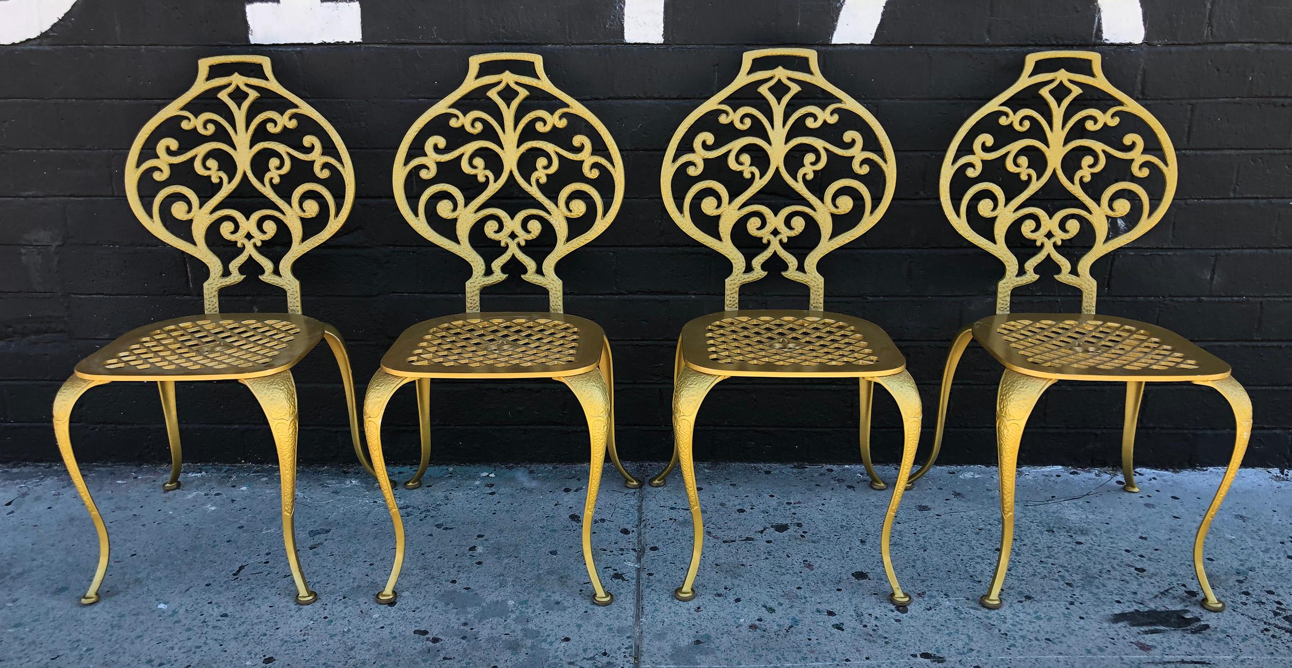 Set aus 4 goldfarbenen, geflochtenen, dünnen Mfg-Esszimmerstühlen im Zustand „Gut“ im Angebot in Culver City, CA