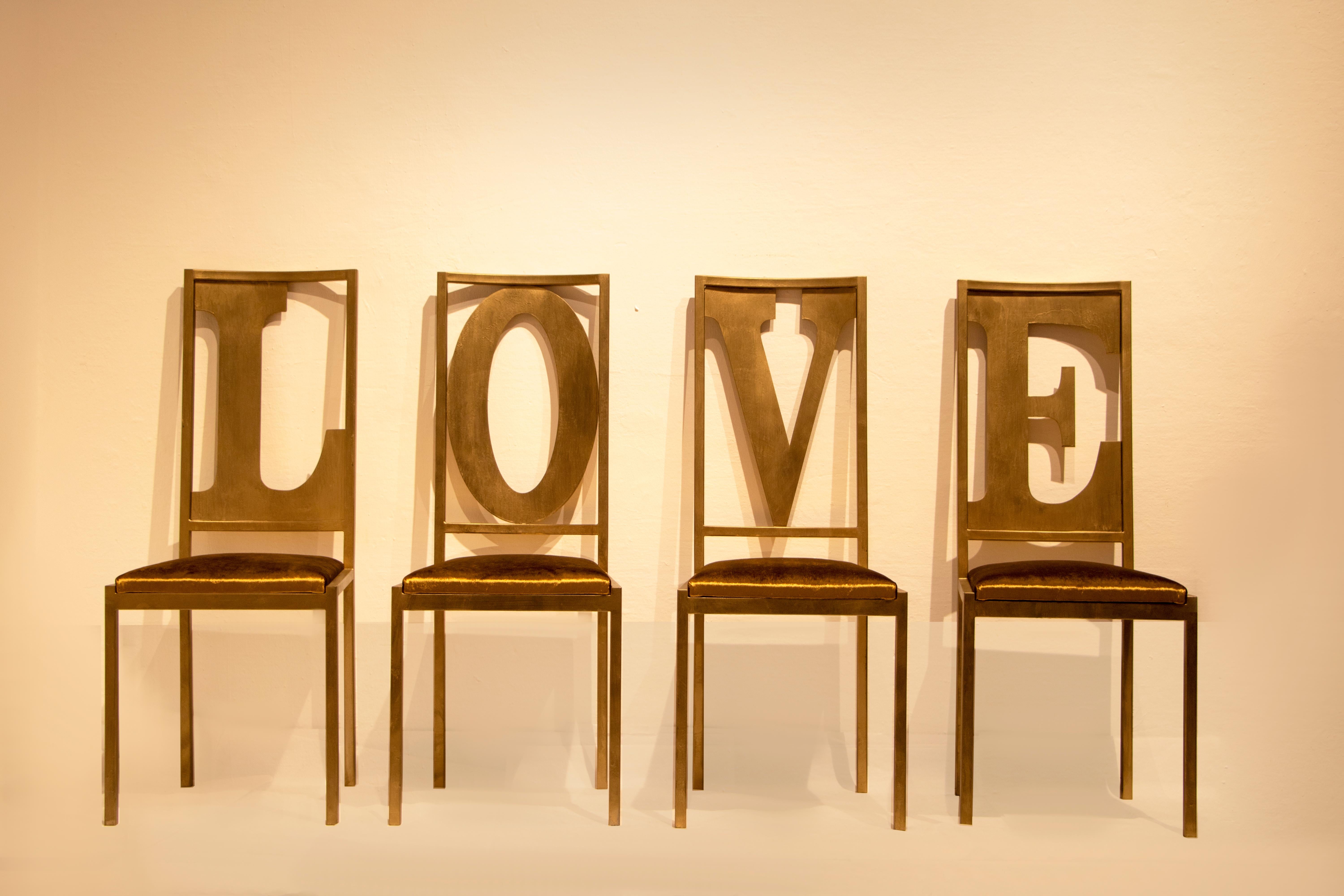 Ensemble de 4 chaises en lettres d'amour dorées par Giulia Maria Ligresti
Dimensions : D 40,5 x L 41 x H 101,5 cm.
MATERIAL : Fer, rembourrage.

Un ensemble caméléon pour une décoration moderne et contemporaine, ces chaises sont dotées d'un fer