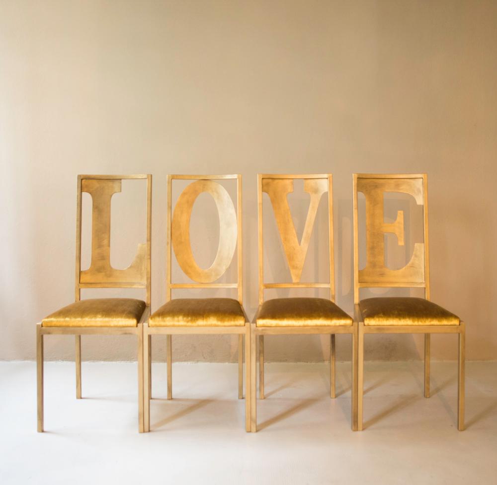 Postmoderne Ensemble de 4 chaises en lettres d'amour dorées par Giulia Maria Ligresti en vente