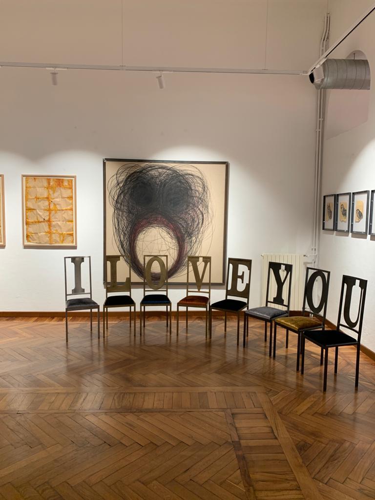italien Ensemble de 4 chaises en lettres d'amour dorées par Giulia Maria Ligresti en vente