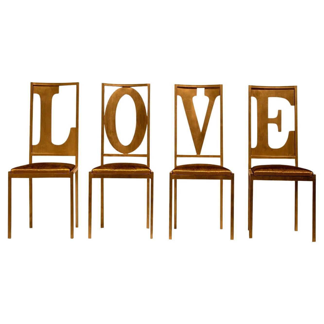 Conjunto de 4 sillas doradas Love Letters de Giulia Maria Ligresti