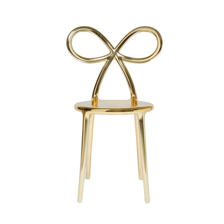 Moderne Ensemble de 4 chaises à rubans en métal doré par Nika Zupanc, fabriquées en Italie en vente