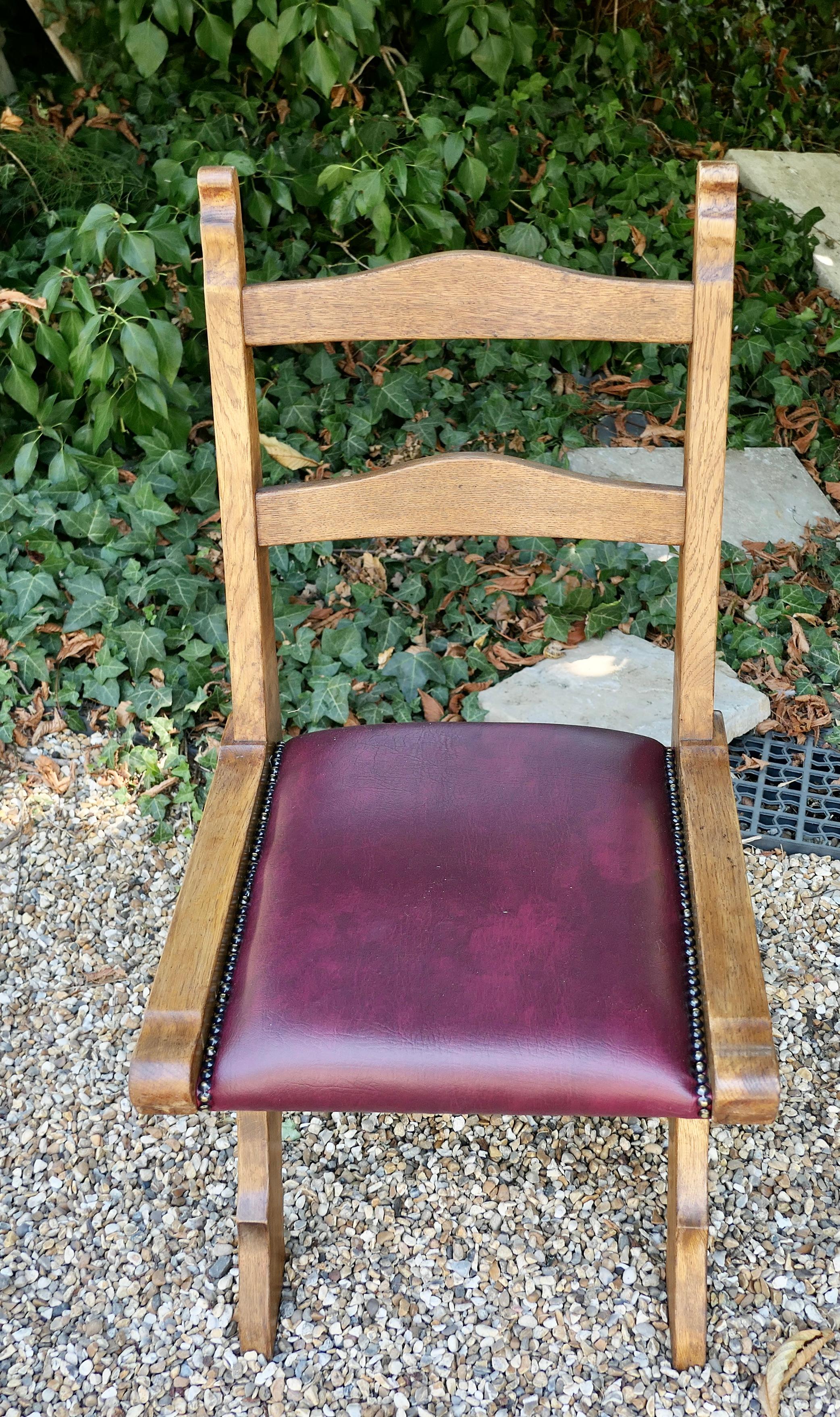 Ensemble de 4 chaises de réfectoire Arts and Crafts en chêne doré à cadre en forme de X Bon état - En vente à Chillerton, Isle of Wight