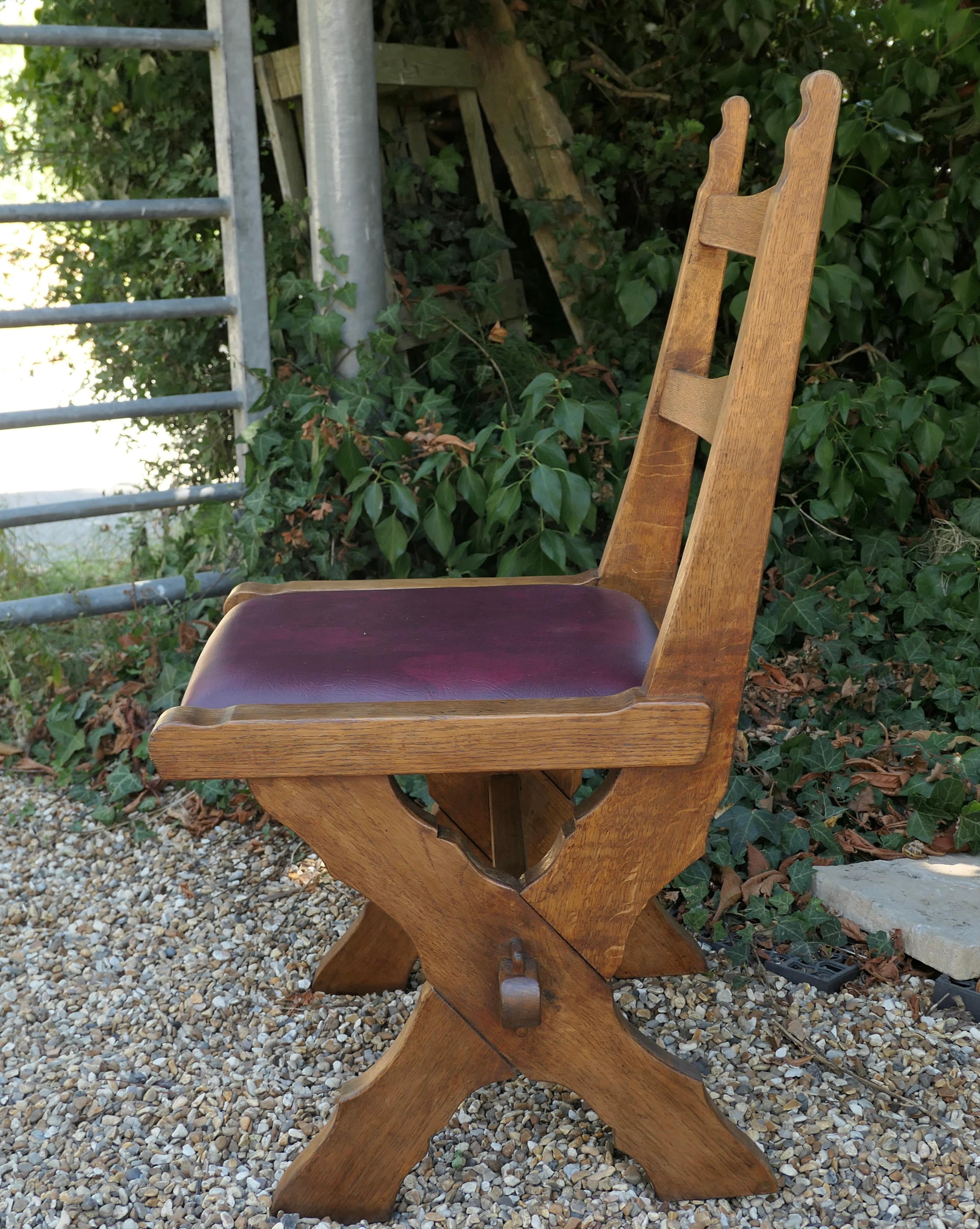 20ième siècle Ensemble de 4 chaises de réfectoire Arts and Crafts en chêne doré à cadre en forme de X en vente