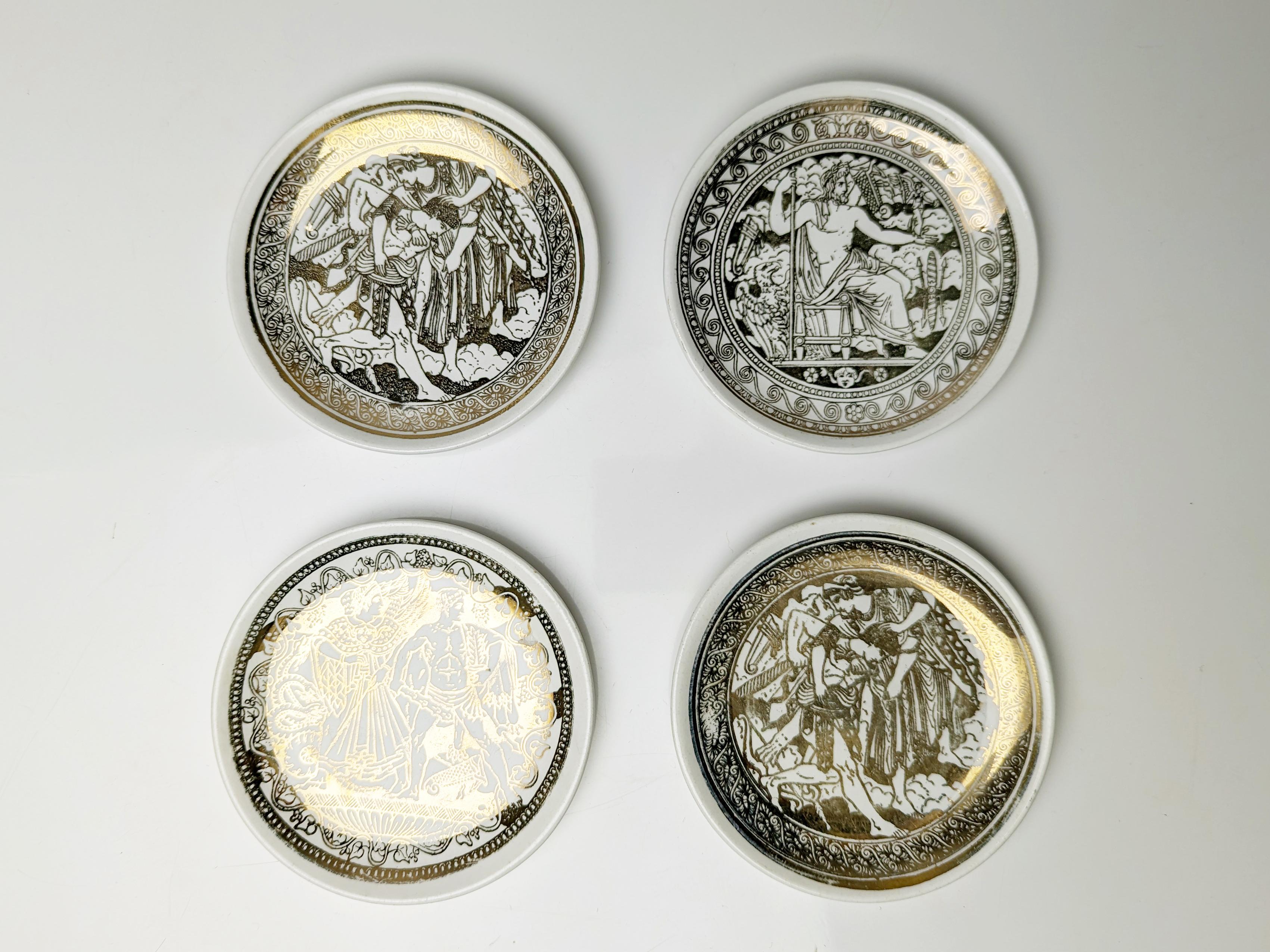 Milieu du XXe siècle Ensemble de 4 sous-verres en céramique dorée et blanche, série Fornasetti Mitologia en vente