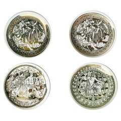 Set di 4 sottobicchieri in ceramica bianca e dorata, serie Fornasetti Mitologia
