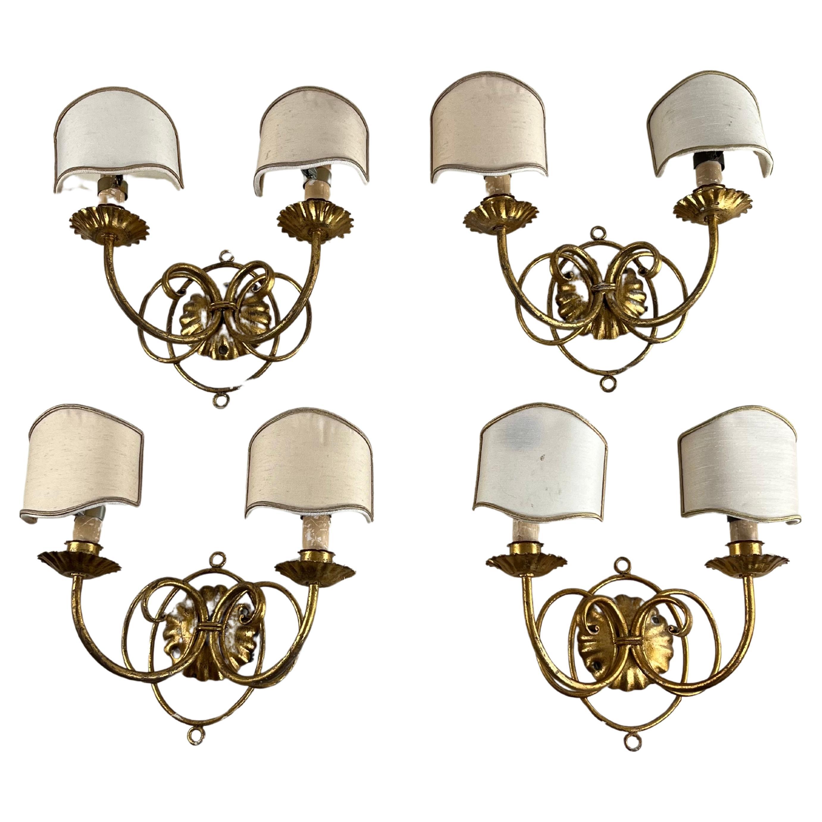 Satz von 4 goldenen schmiedeeisernen Wandleuchten 80er Jahre italienisches Design im Angebot