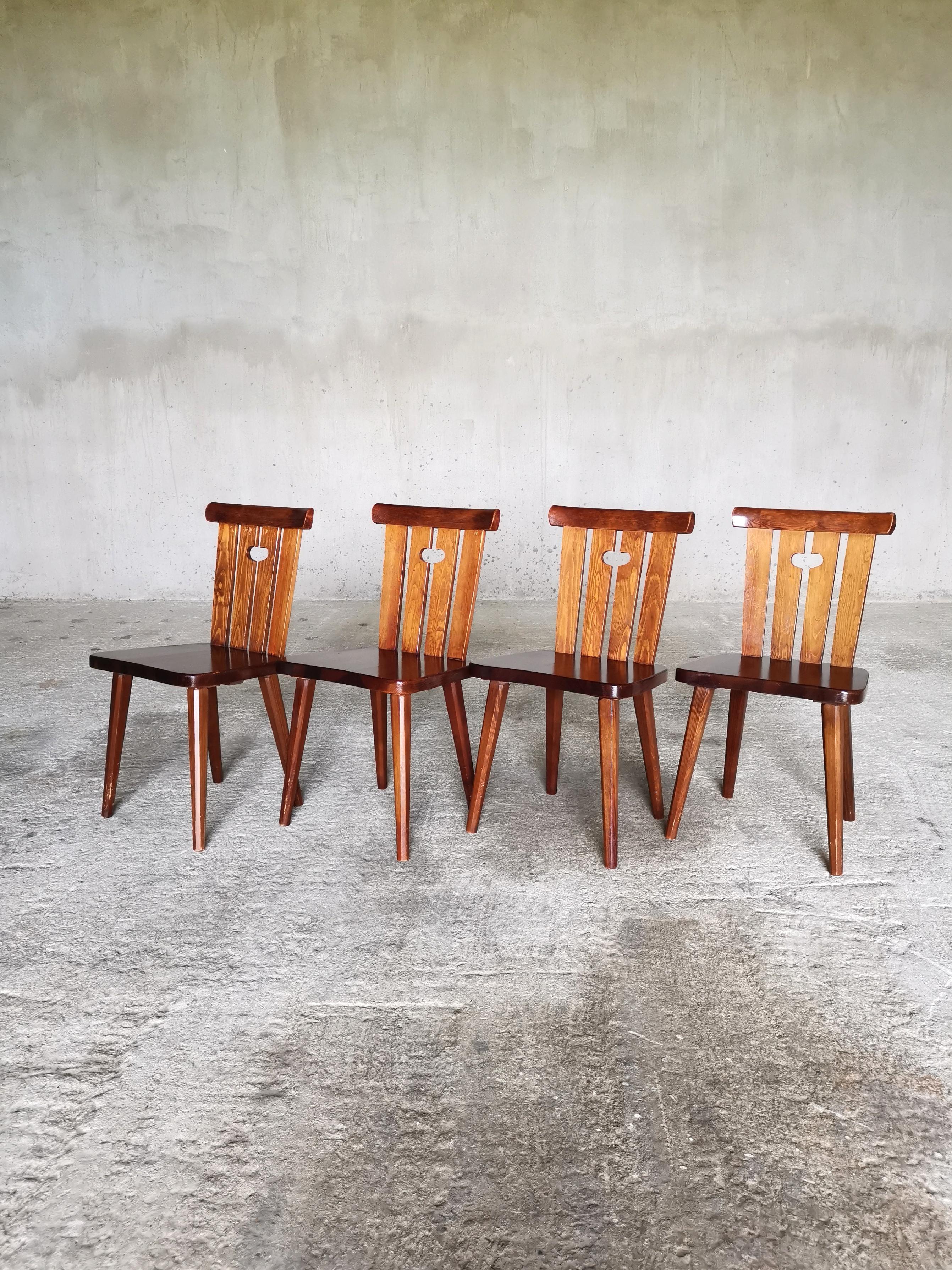 Set of 4 iconic Göran Malmwall dining chairs in solid pine. Made by renowned Swedish cabinetmakers Karl Andersson & Söner in the 1940s.
Design and patina in the style of Axel Einar Hjorth's 