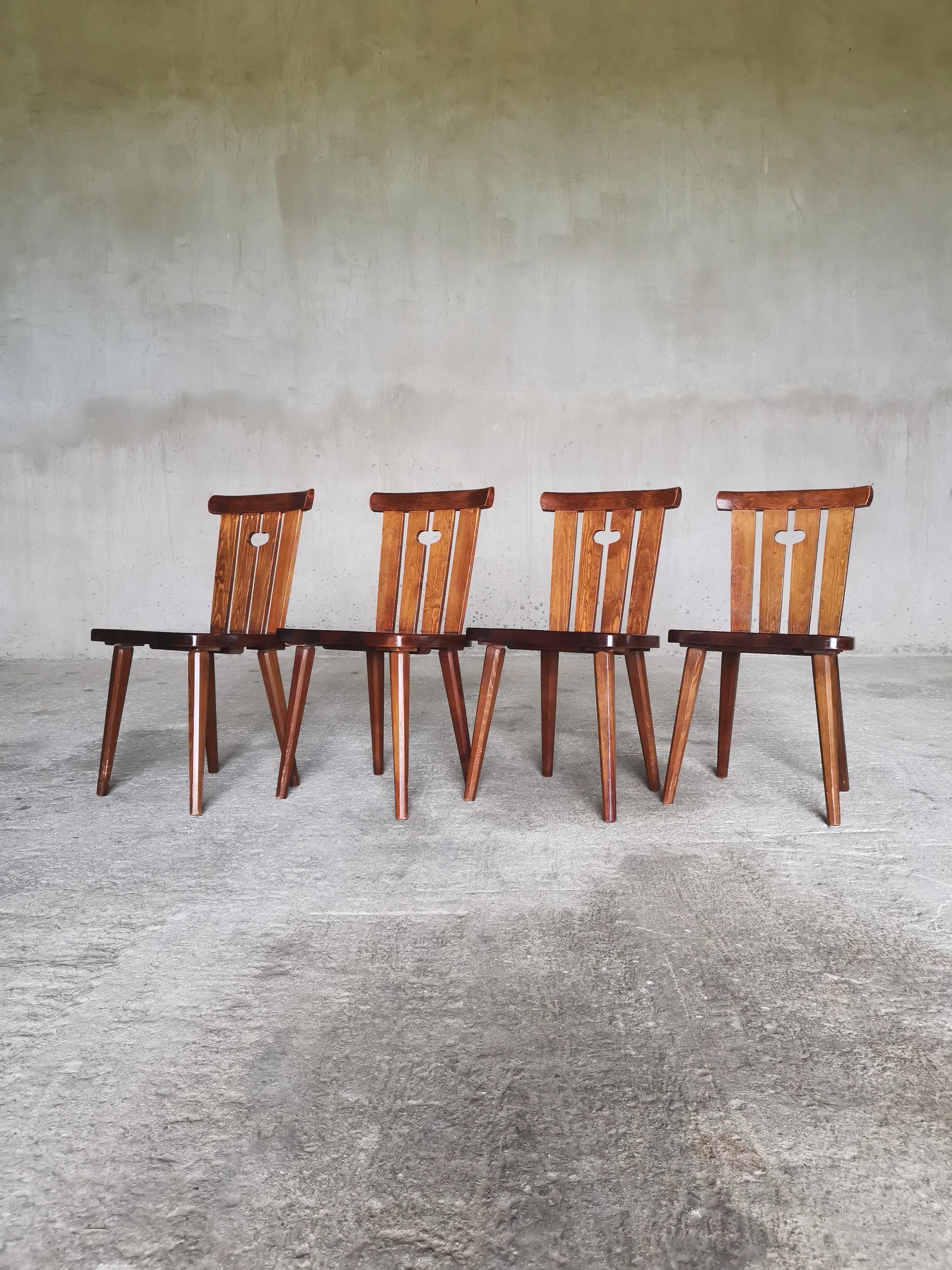 Swedish Set of 4 iconic Göran Malmvall dining chairs in solid Oregon pine, Sweden 1940s For Sale