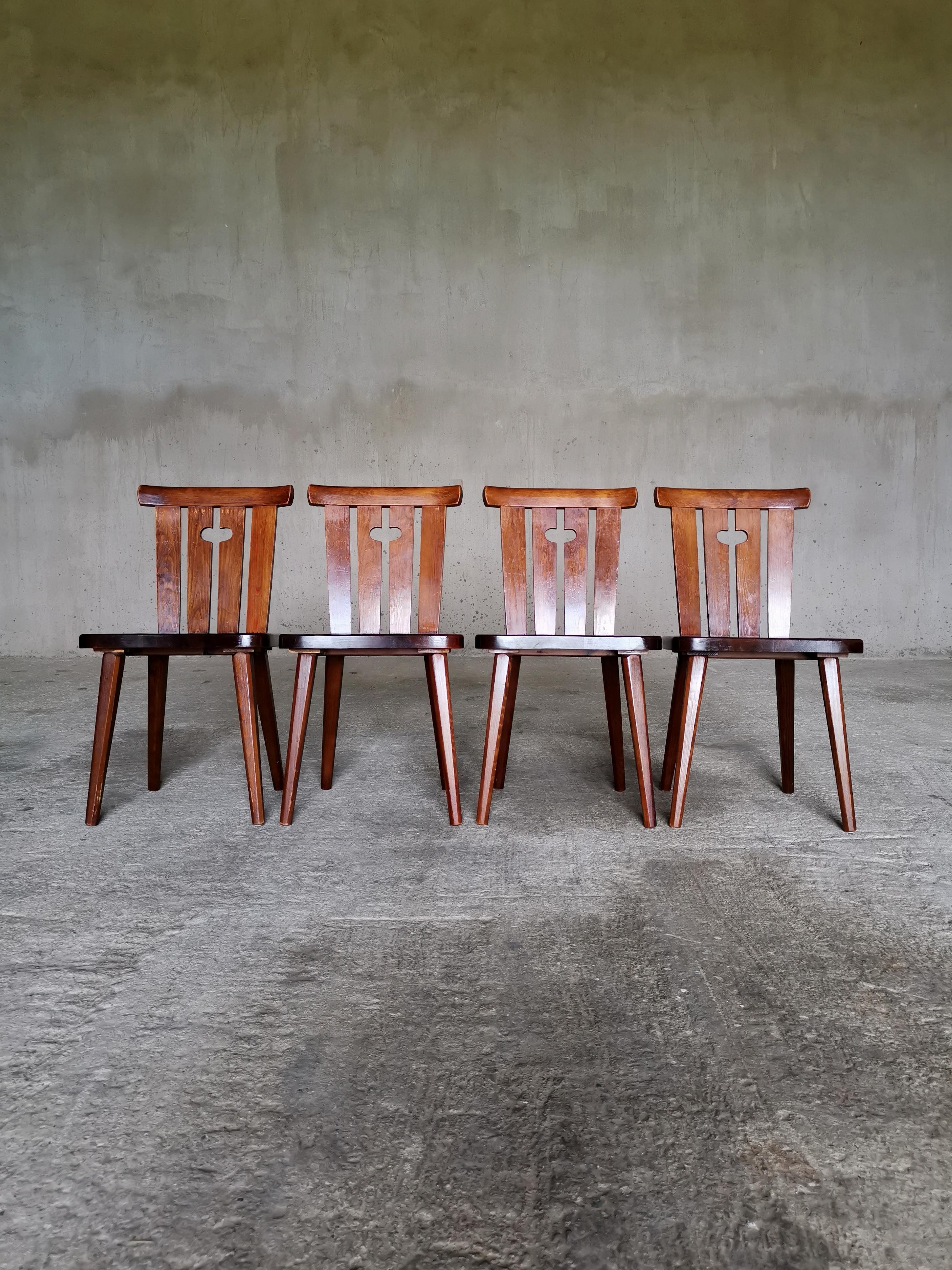 Set of 4 iconic Göran Malmvall dining chairs in solid Oregon pine, Sweden 1940s In Good Condition For Sale In Ystad, SE