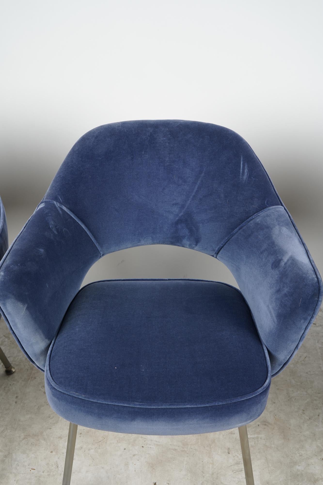 Set of 4 Gorgeous Velvet Upholstered Eero Saarinen Chairs In Good Condition In Los Angeles, CA