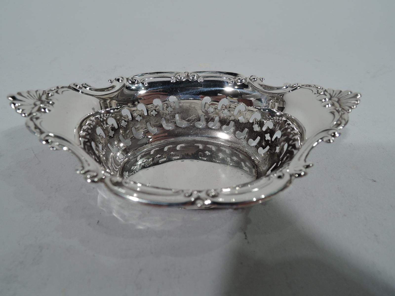 Set of 4 classical sterling silver nut dishes. Made by Gorham in Providence, circa 1920. Each: Solid oval well, pierced sides, and scrolled rim with scallop shells at ends. Hallmark includes no. 4780. Very good condition.
Dimensions: H 1 1/8 x W 3