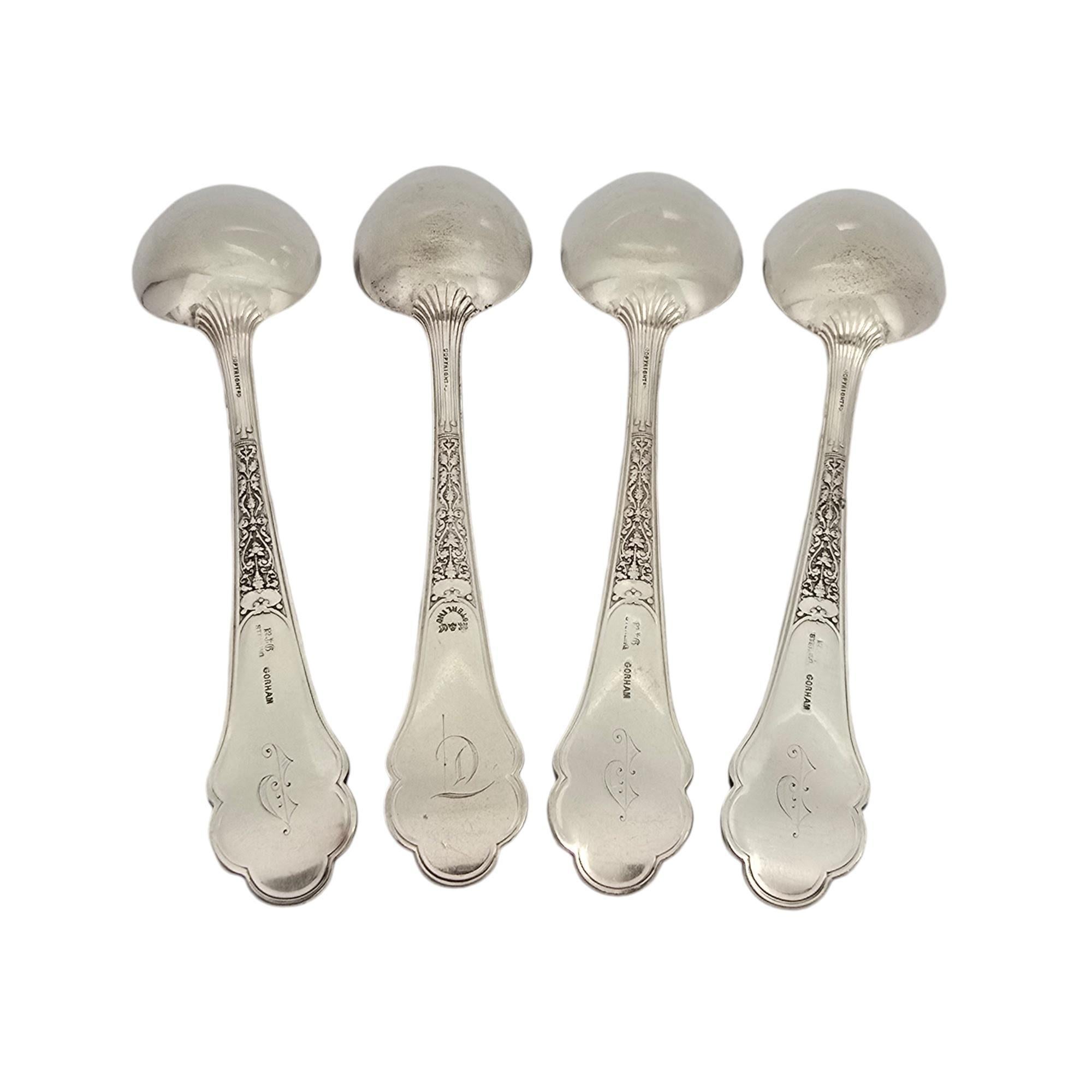 Satz von 4 antiken Dessert-/Suppenlöffeln aus Sterlingsilber von Gorham im Medici Old Muster mit mehreren Monogrammen.

Das Monogramm auf 3 Löffeln scheint P zu sein, das Monogramm auf 1 Löffel scheint T zu sein.

Gorhams Medici Old ist ein