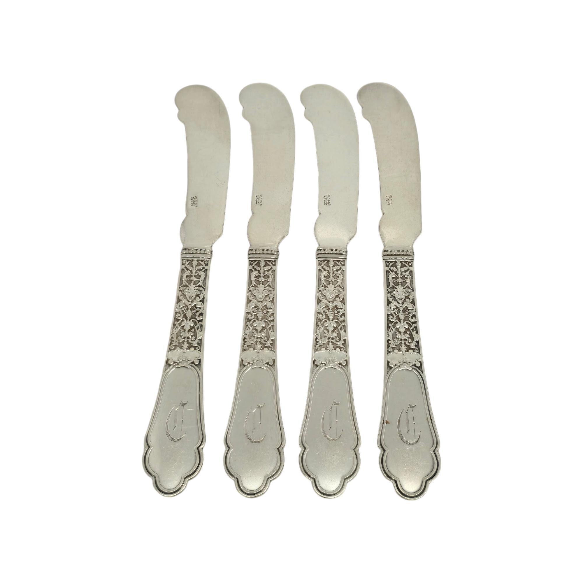 Set di 4 spalmaburro antichi in argento sterling con manico piatto di Gorham nel modello Medici Old.

Il Monogram sembra essere C.C.

Medici Old di Gorham è un motivo a più motivi disegnato nel 1880. Chiamato così per l'epoca di Lorenzo de Medici,