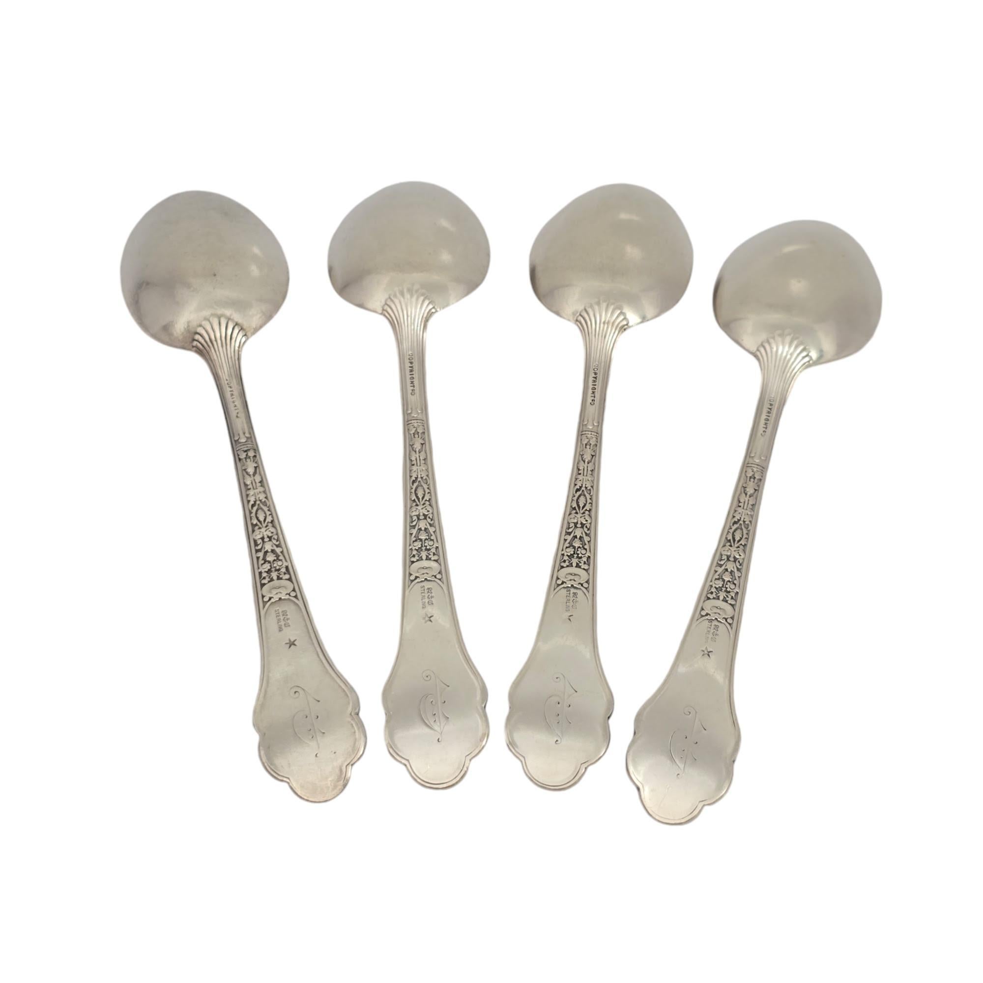 Set di 4 cucchiaini antichi in argento sterling di Gorham nel modello Medici Old.

Il monogramma sembra essere P & A

Medici Old di Gorham è un motivo a più motivi disegnato nel 1880. Chiamato così per l'epoca di Lorenzo de Medici, il disegno