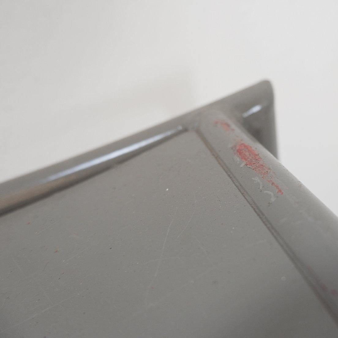 Set di 4 sedie in metallo grigio nello stile del modello 