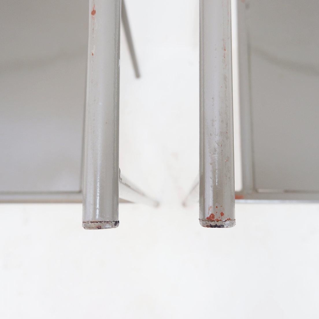 Set di 4 sedie in metallo grigio nello stile del modello 