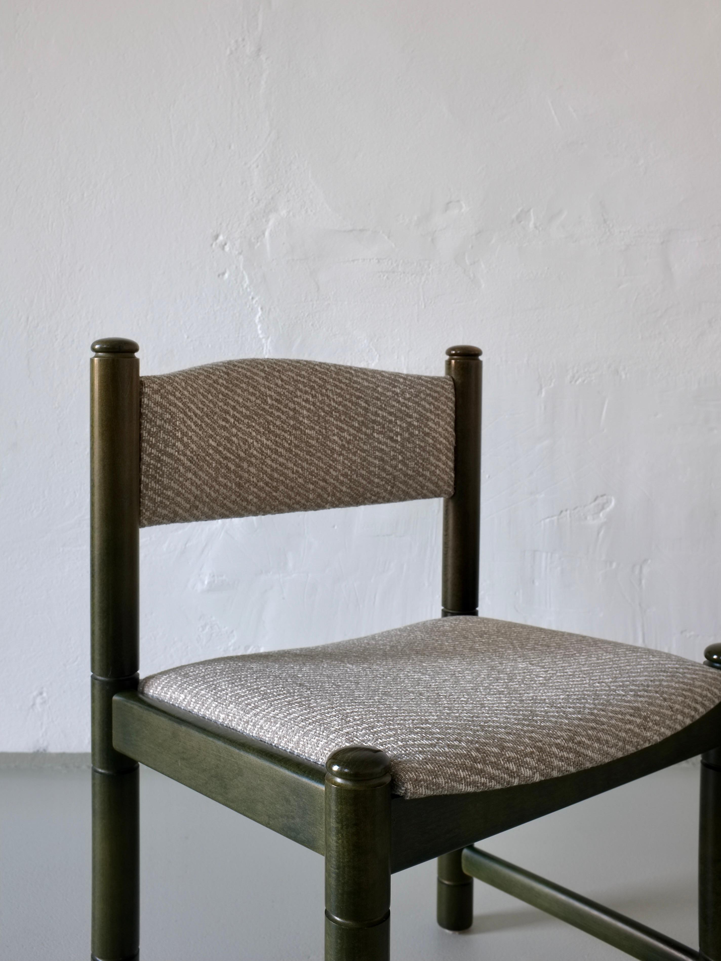 Ensemble de 4 chaises en bois sculpté vert, Scandinavie, années 1960 Bon état - En vente à Rīga, LV