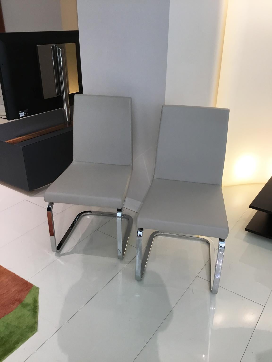 Set of 4 Grey Beige Leather Dining Chairs with Polished Chrome Cantilever Base For Sale 4