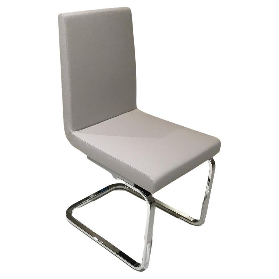 Ensemble de 4 chaises de salle à manger en cuir gris et beige avec base en porte-à-faux chromé poli