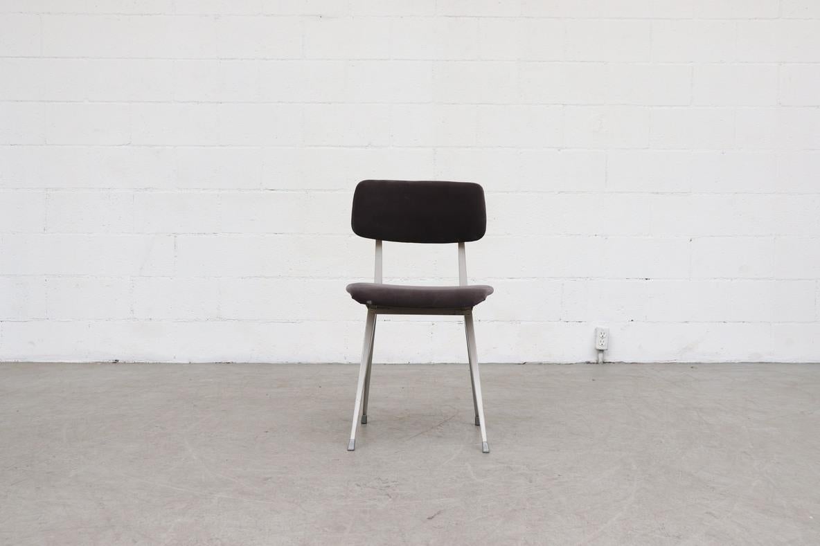 Ensemble de 4 chaises 'Result' de Friso Kramer en velours gris. Pieds en acier émaillé gris clair avec sièges et dossiers en velours gris nouvellement rembourrés. Cadres en état d'origine avec des signes visibles d'usure dus à l'âge et à